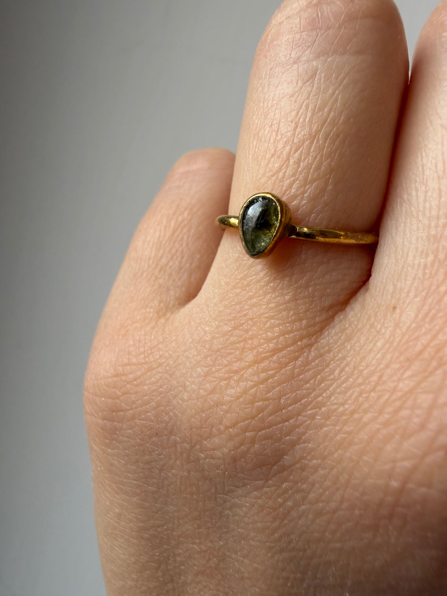 Anello con tormalina verde a goccia