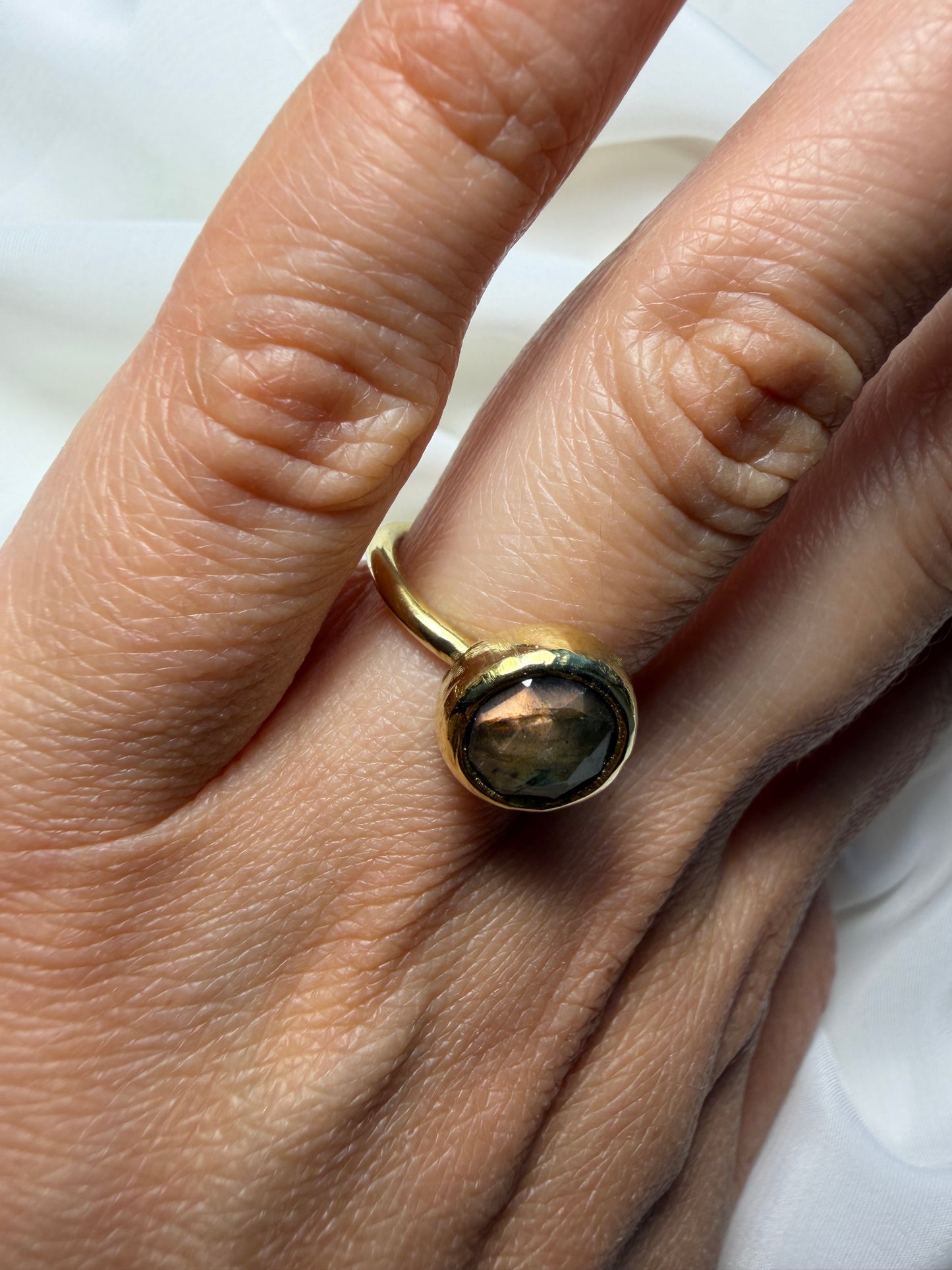 Anello con labradorite sfaccettata
