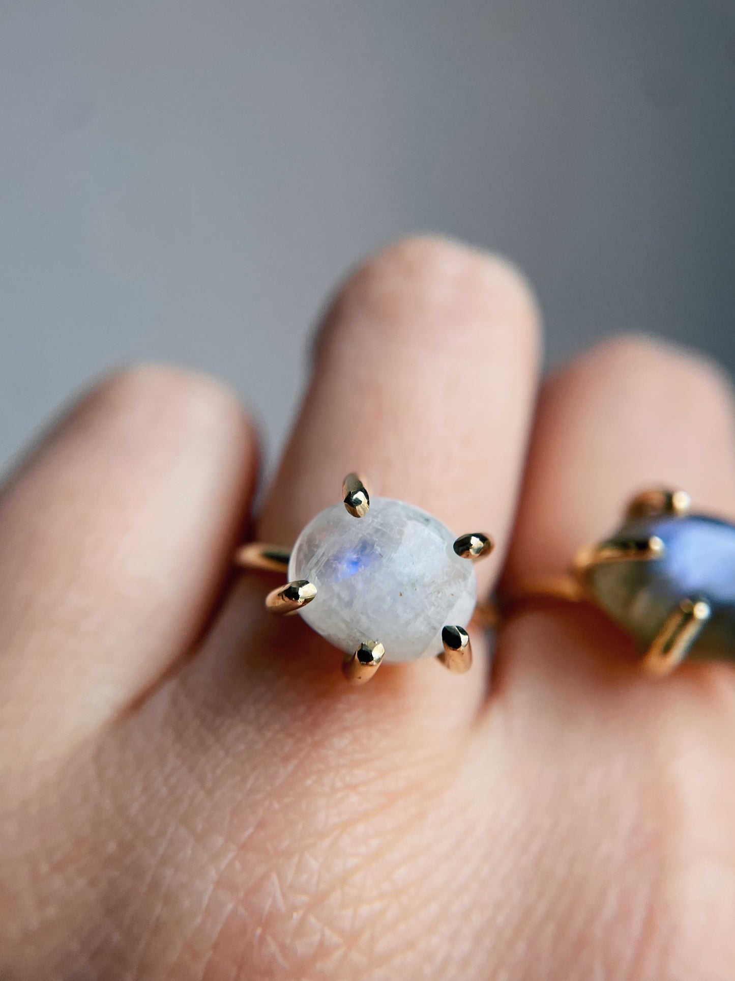 Anello con griffe- Labradorite bianca