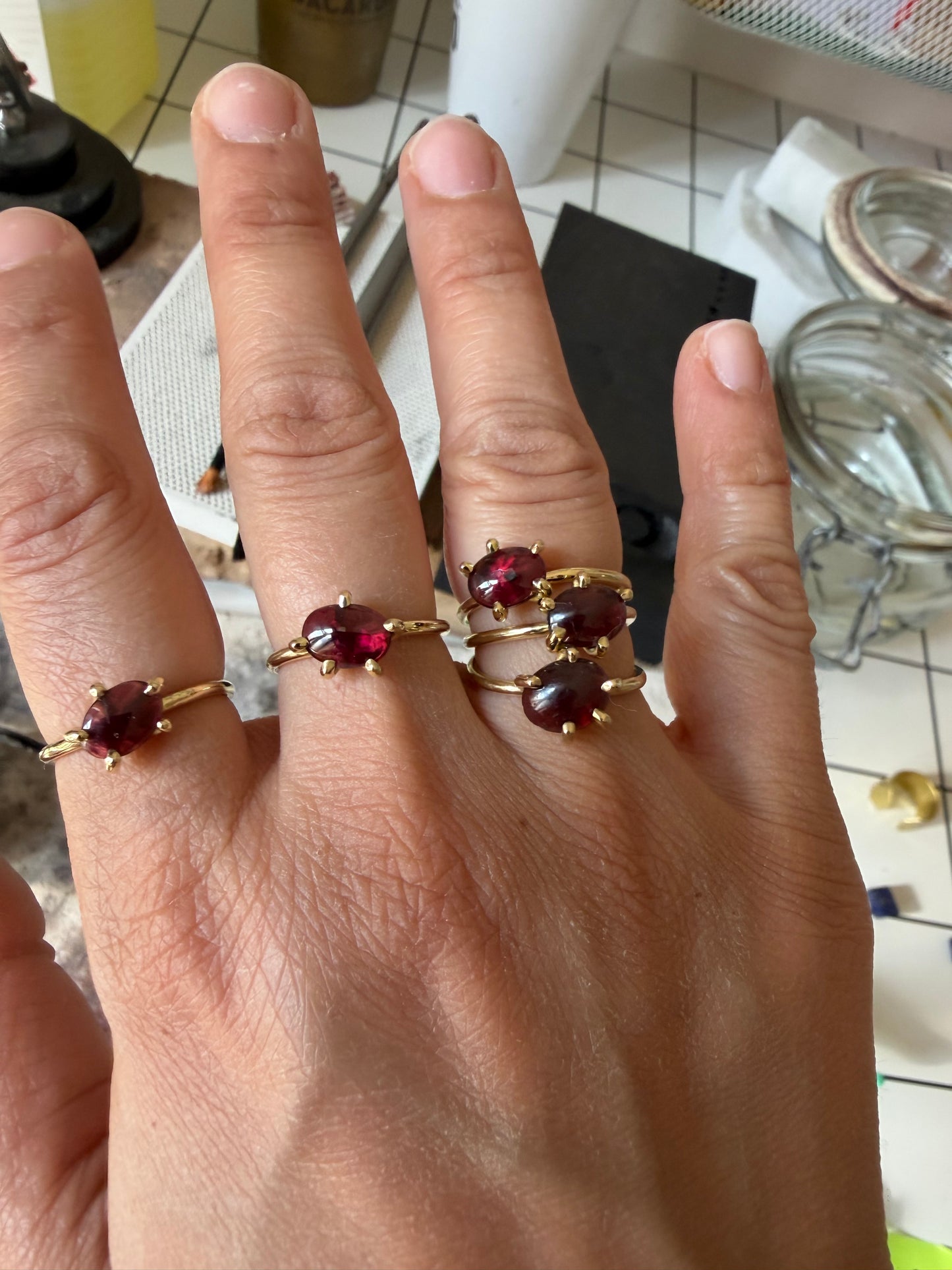 Anello con griffe - granato