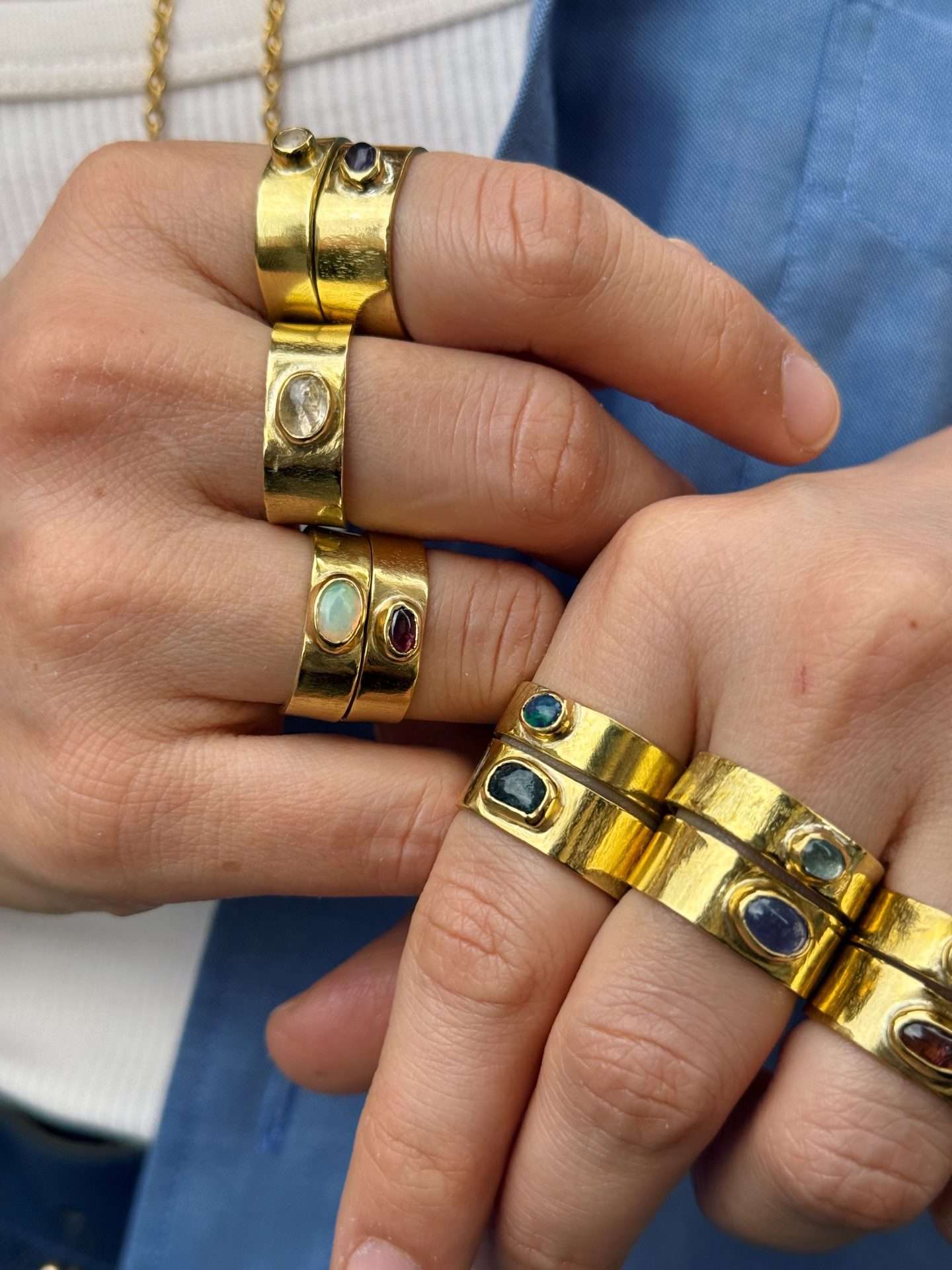 Anello a fascia con tormalina blu grezza