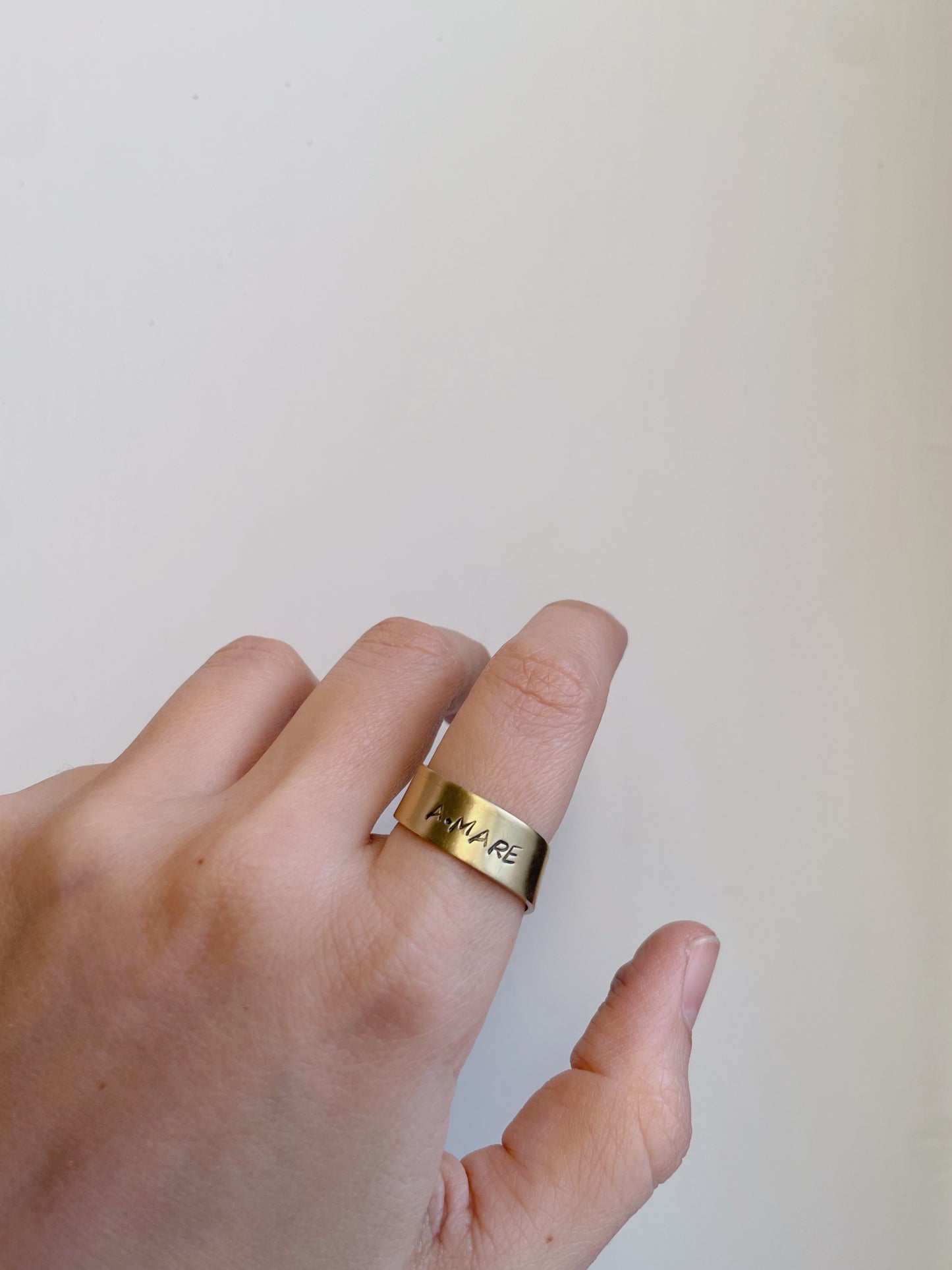 Anello inciso a fascia media