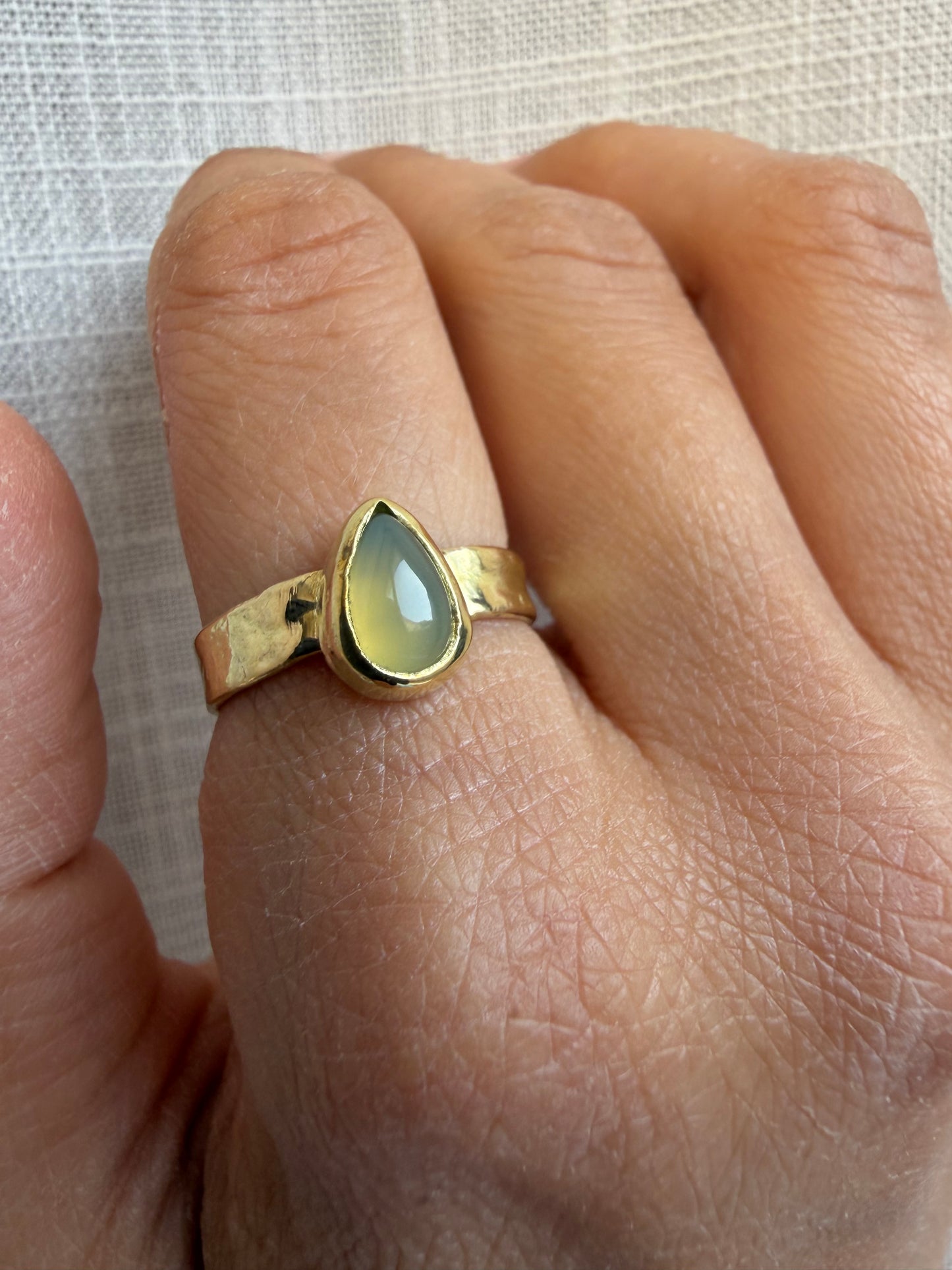 Anello a goccia - Calcedonio