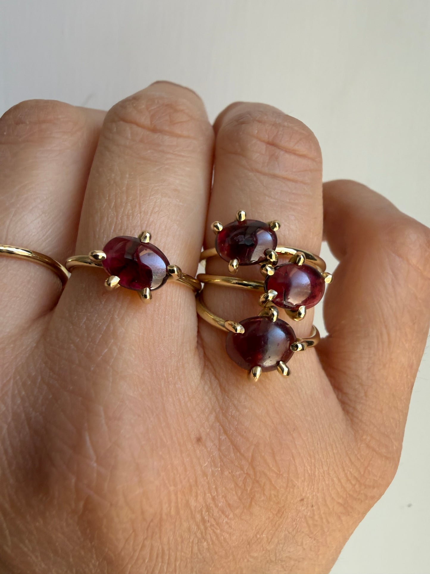 Anello con griffe - granato