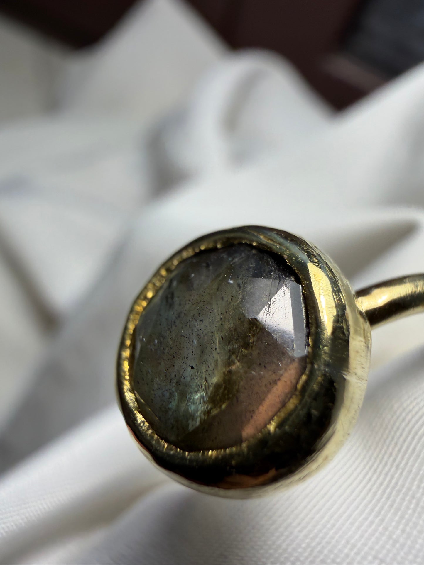 Anello con labradorite sfaccettata
