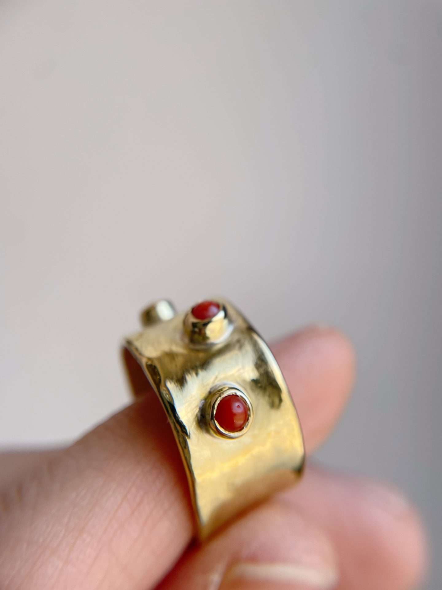 Anello fascione con 3 coralli