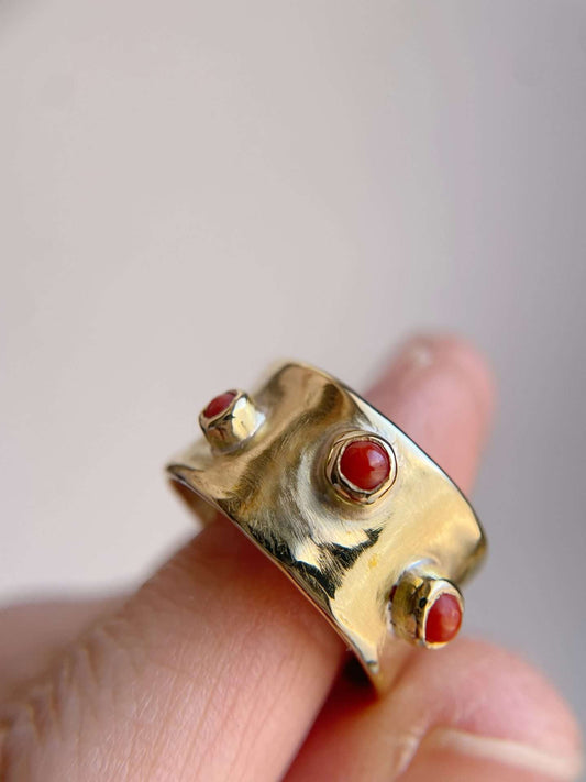 Anello fascione con 3 coralli