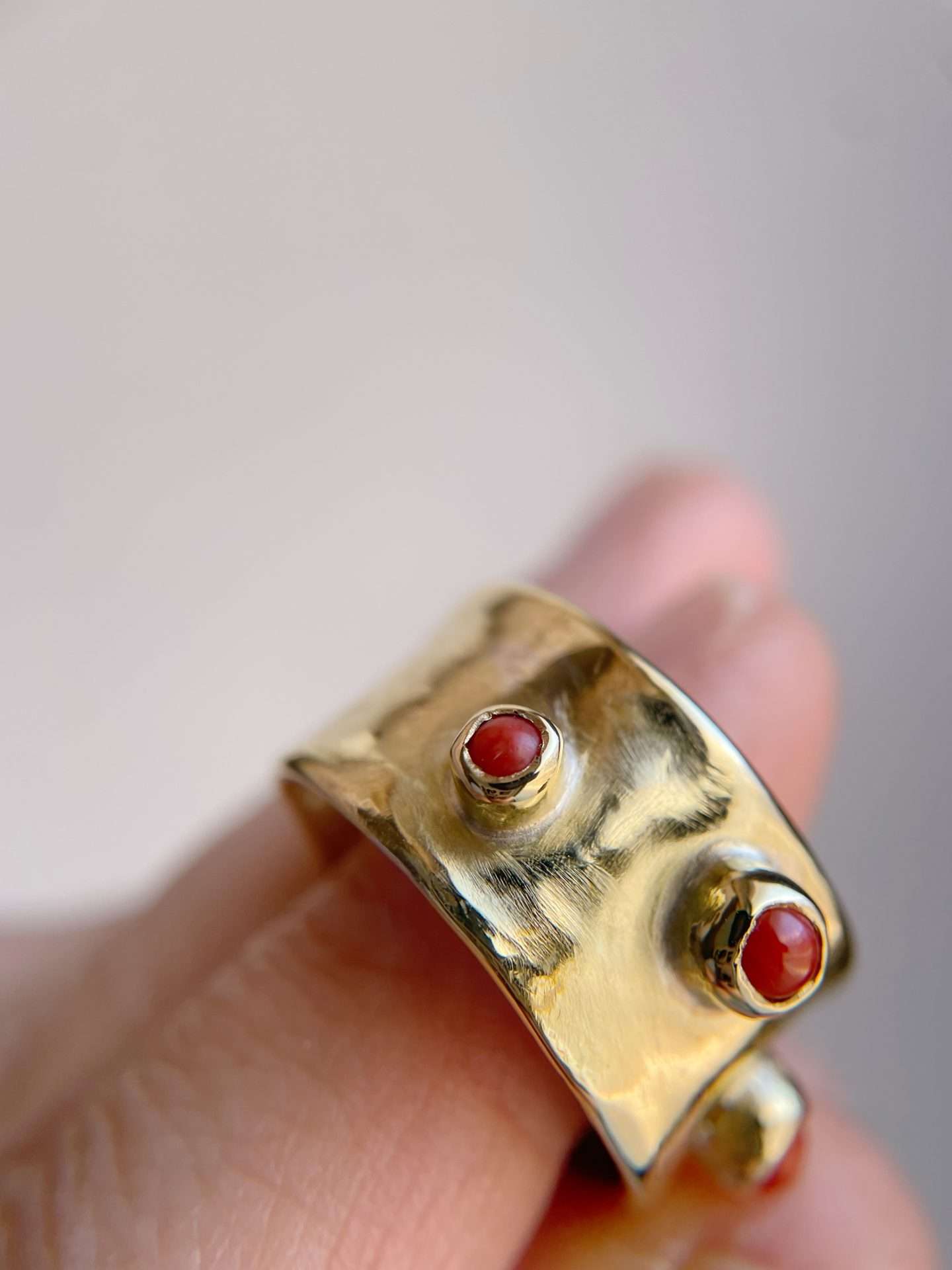 Anello fascione con 3 coralli