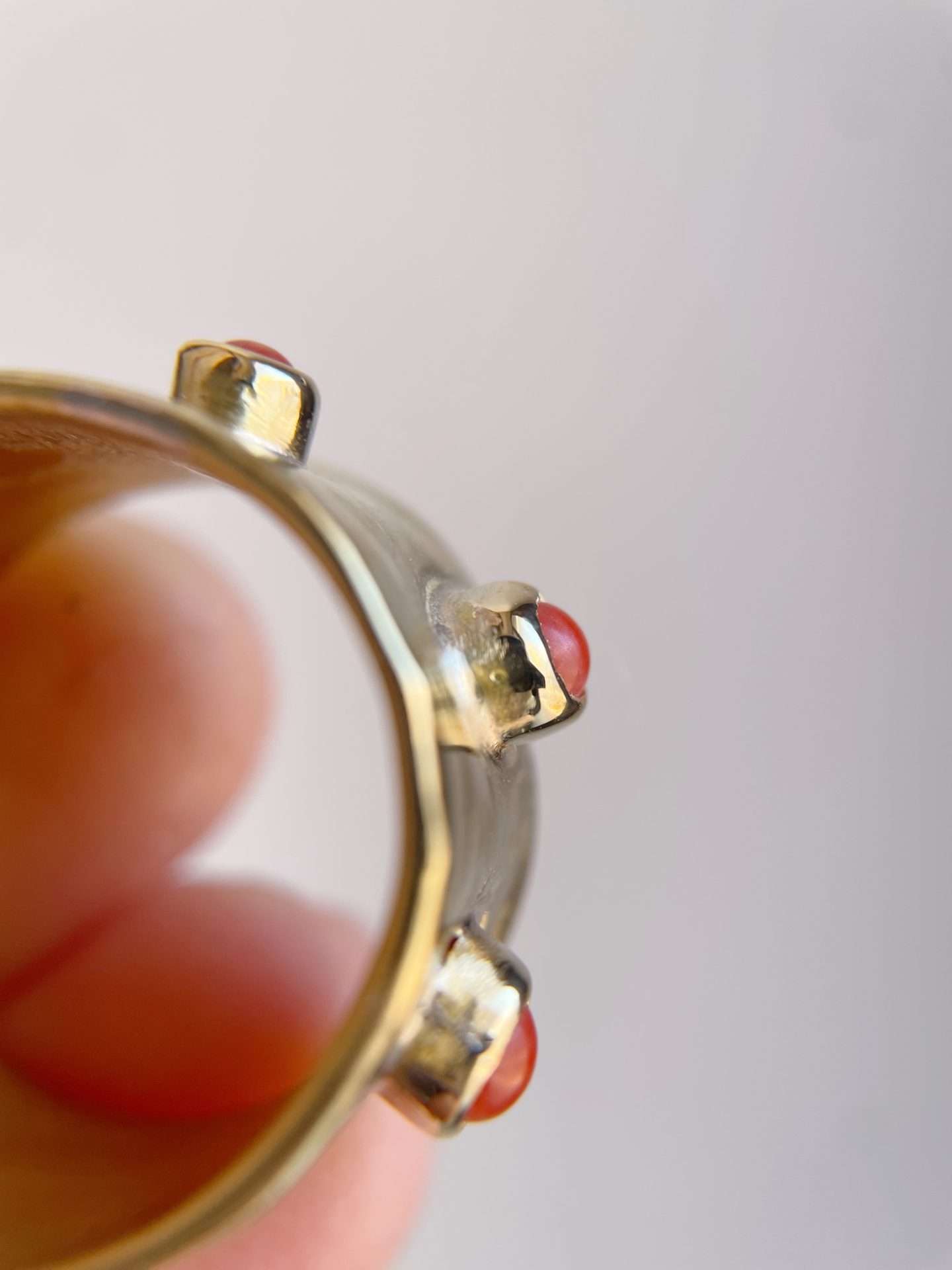 Anello fascione con 3 coralli