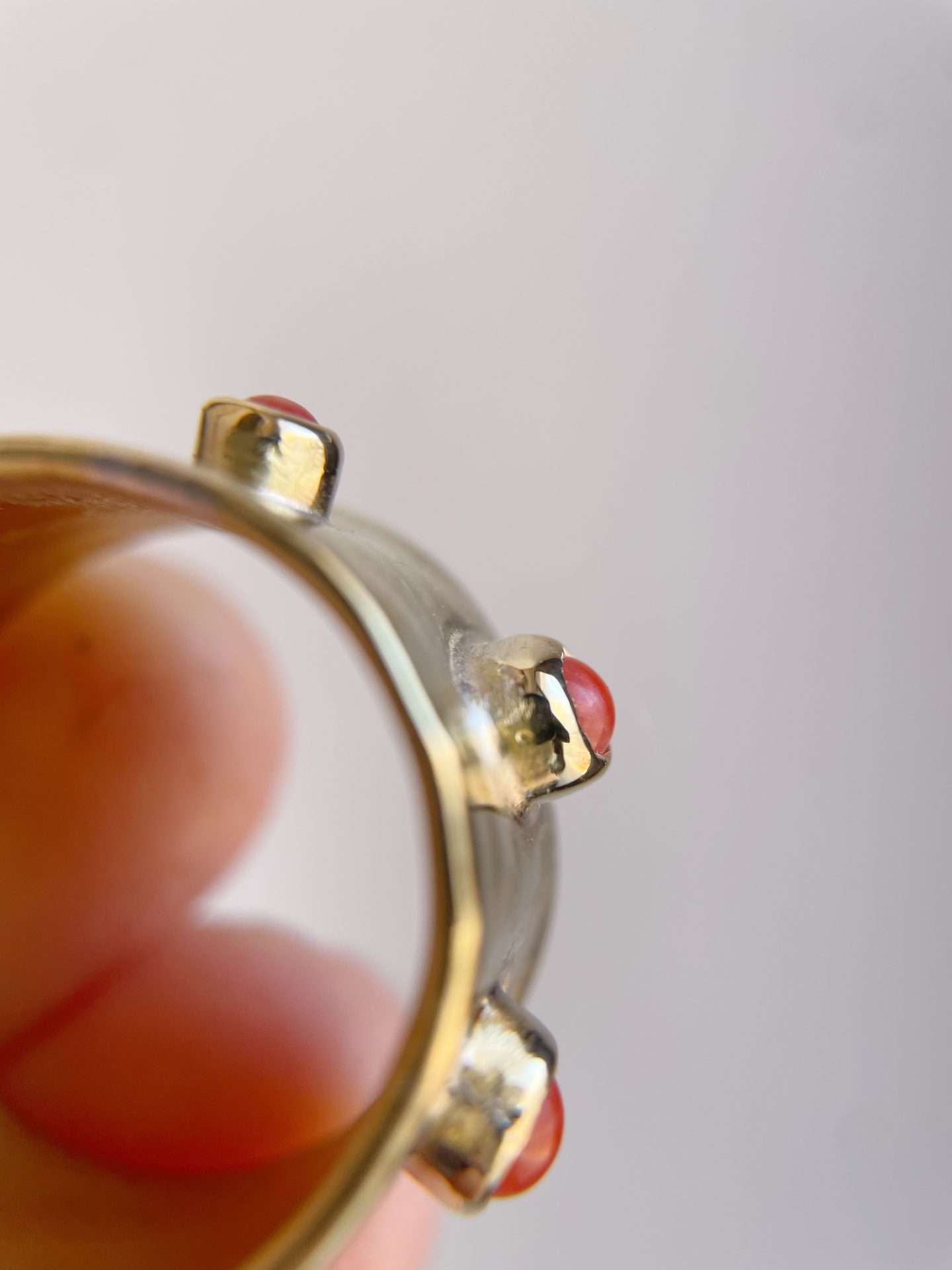 Anello fascione con 3 coralli