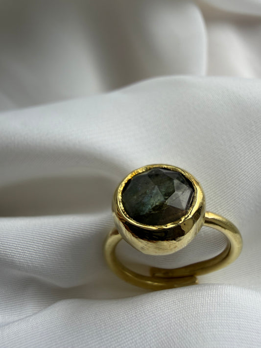 Anello con labradorite sfaccettata