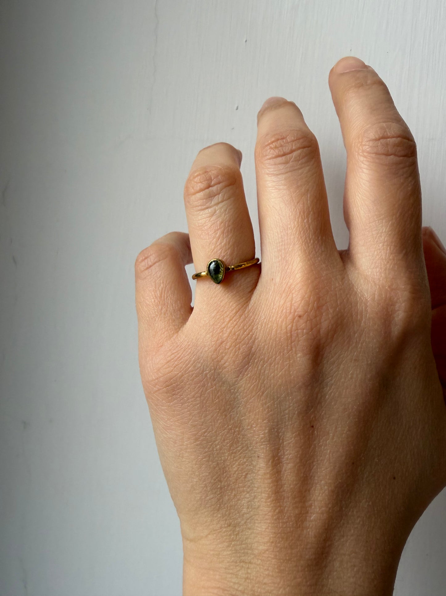 Anello con tormalina verde a goccia