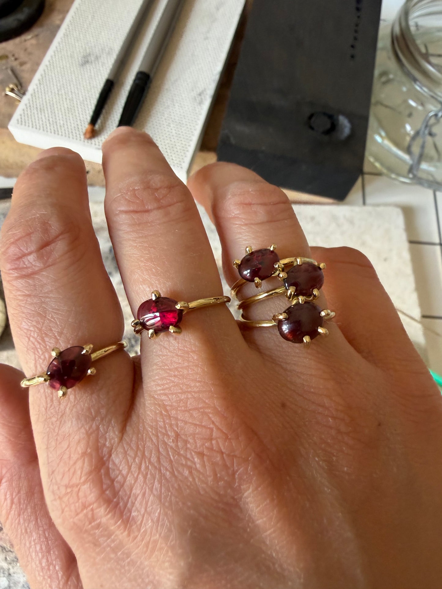 Anello con griffe - granato