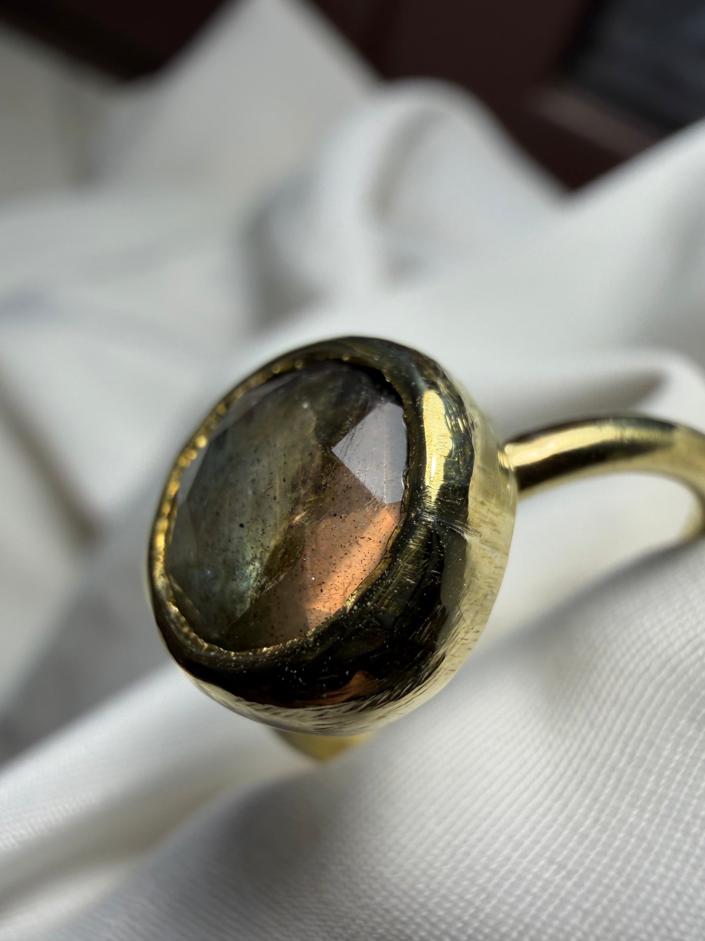 Anello con labradorite sfaccettata