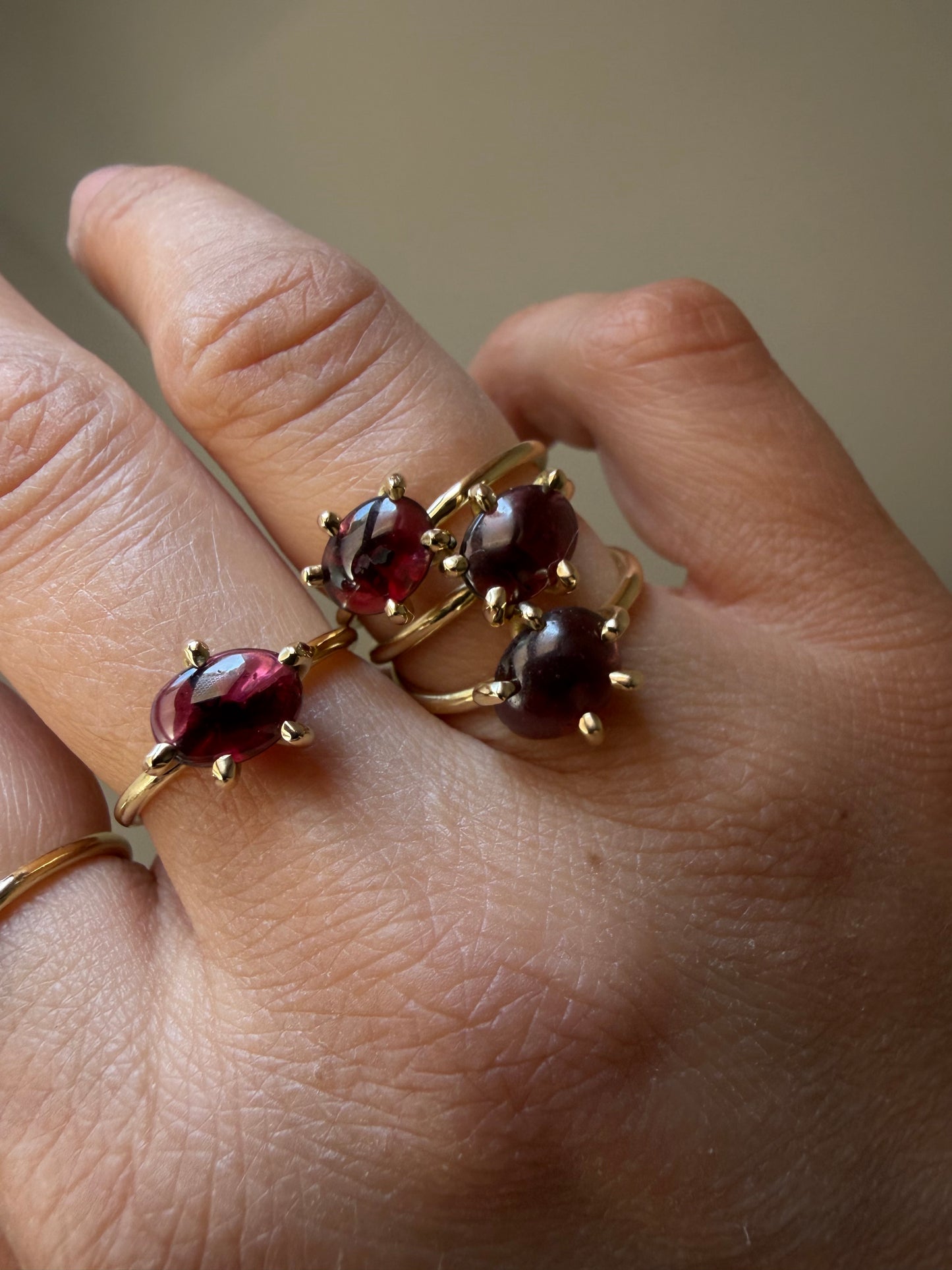 Anello con griffe - granato