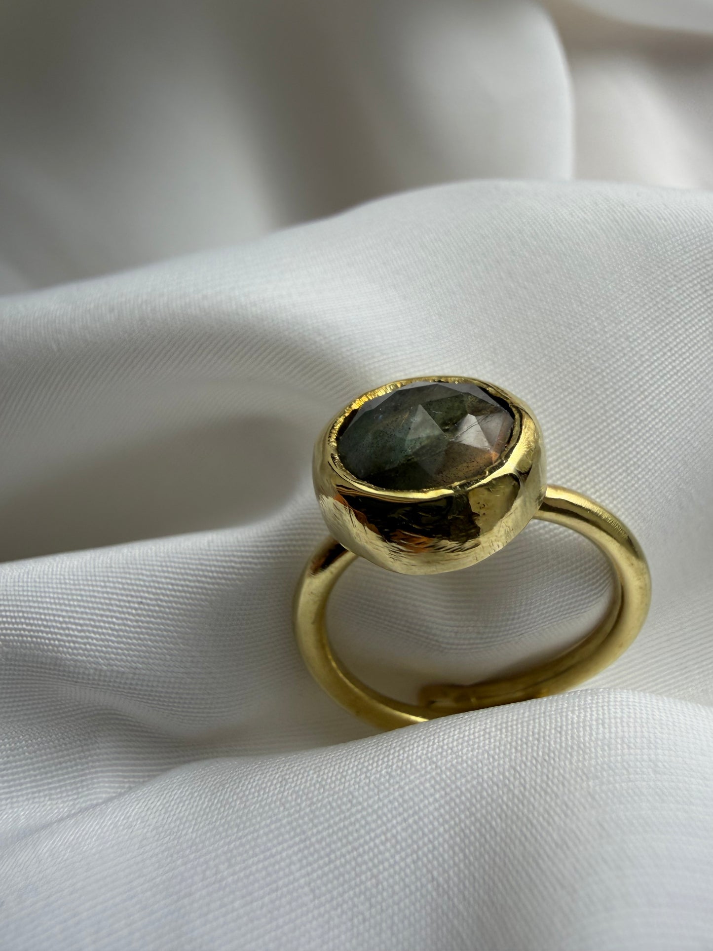 Anello con labradorite sfaccettata