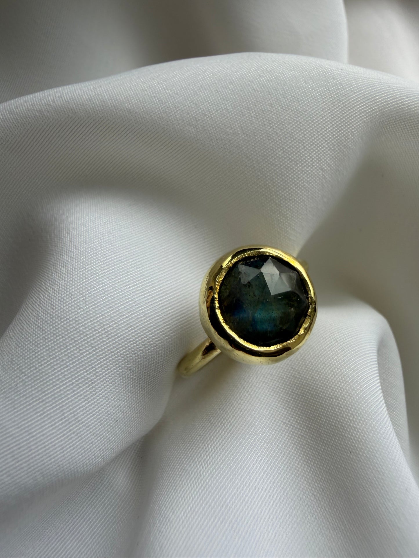 Anello con labradorite sfaccettata