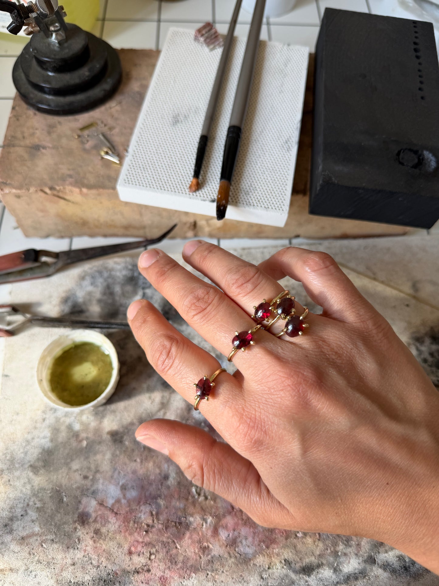 Anello con griffe - granato