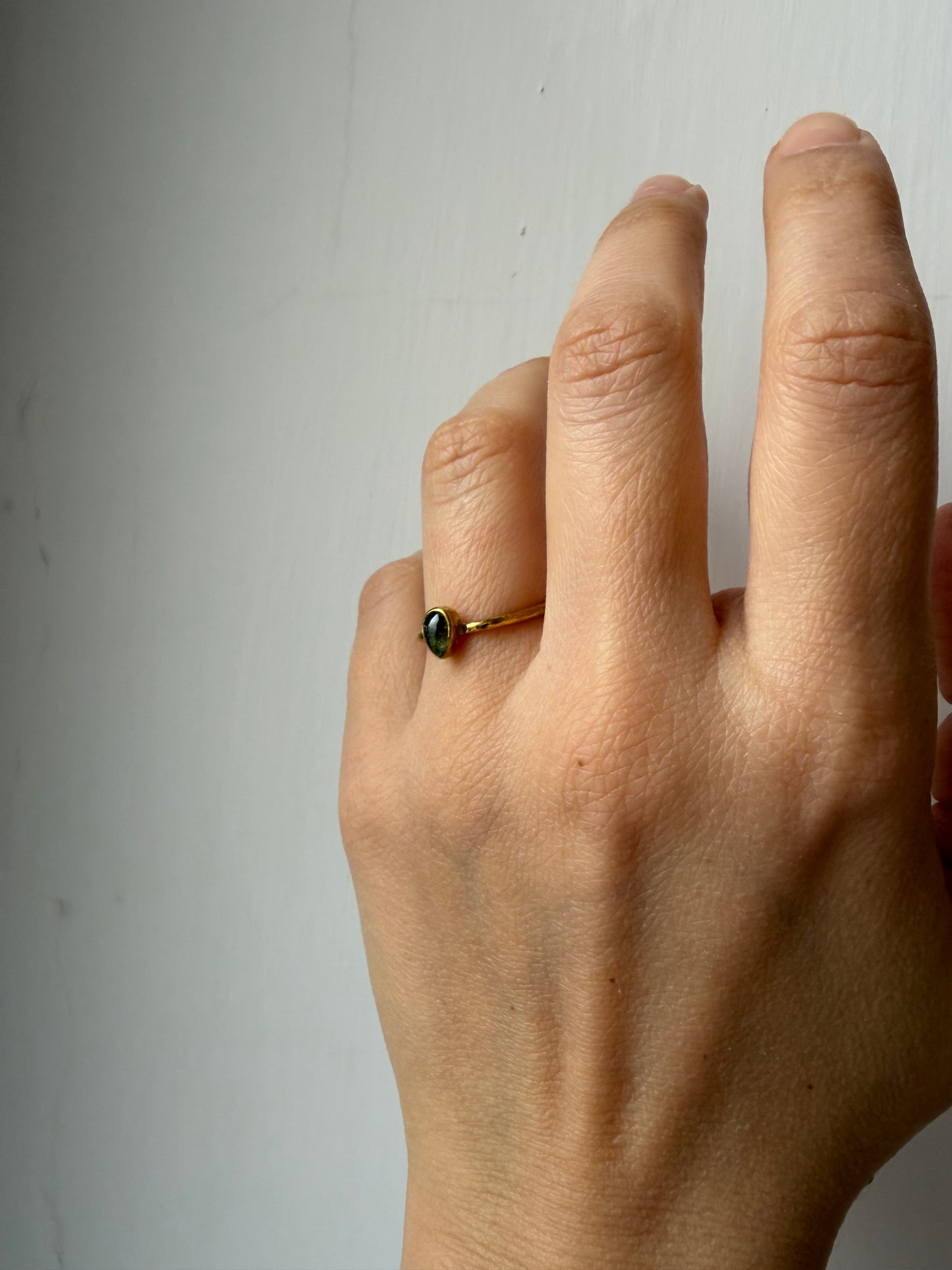 Anello con tormalina verde a goccia