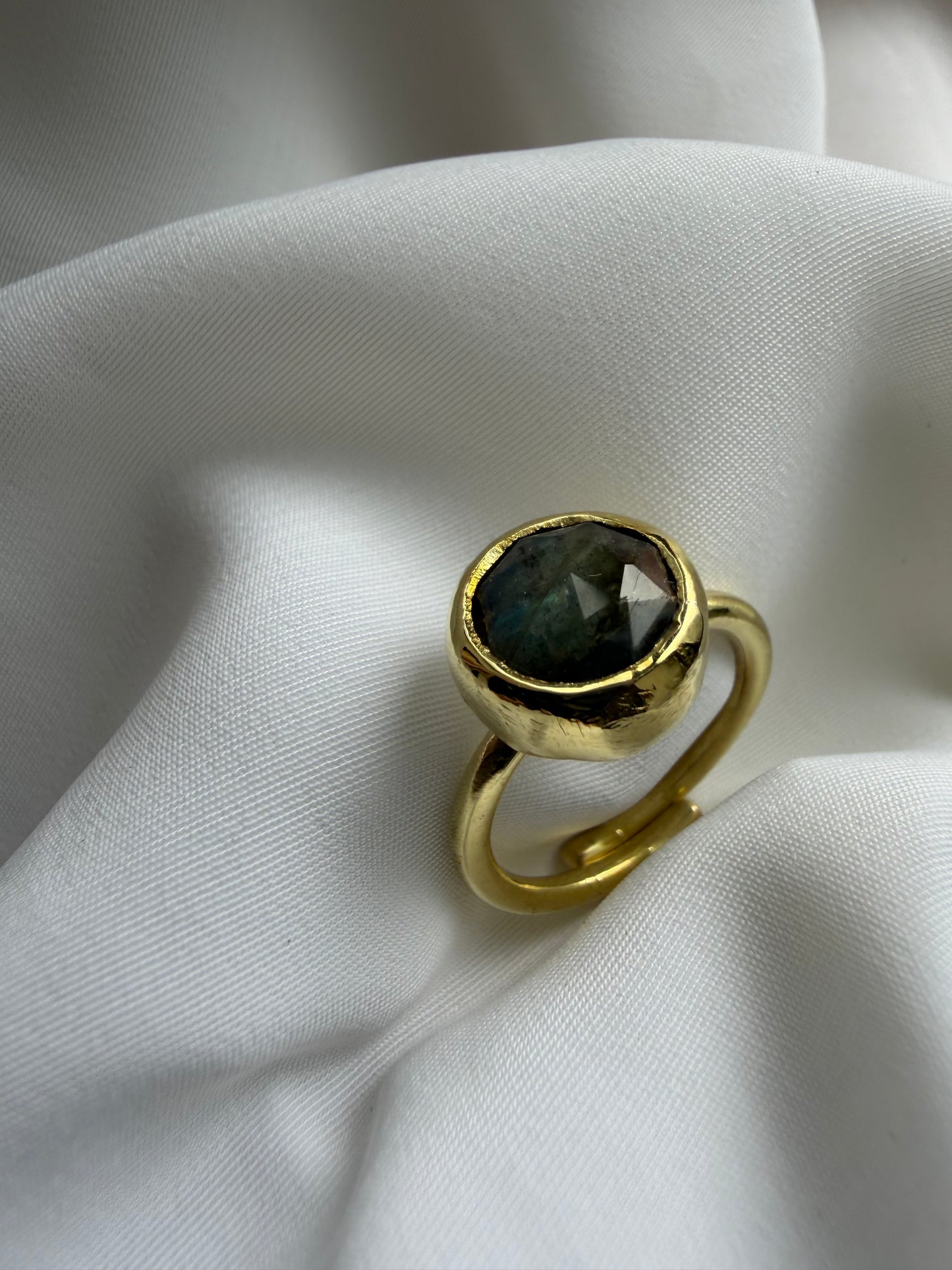 Anello con labradorite sfaccettata