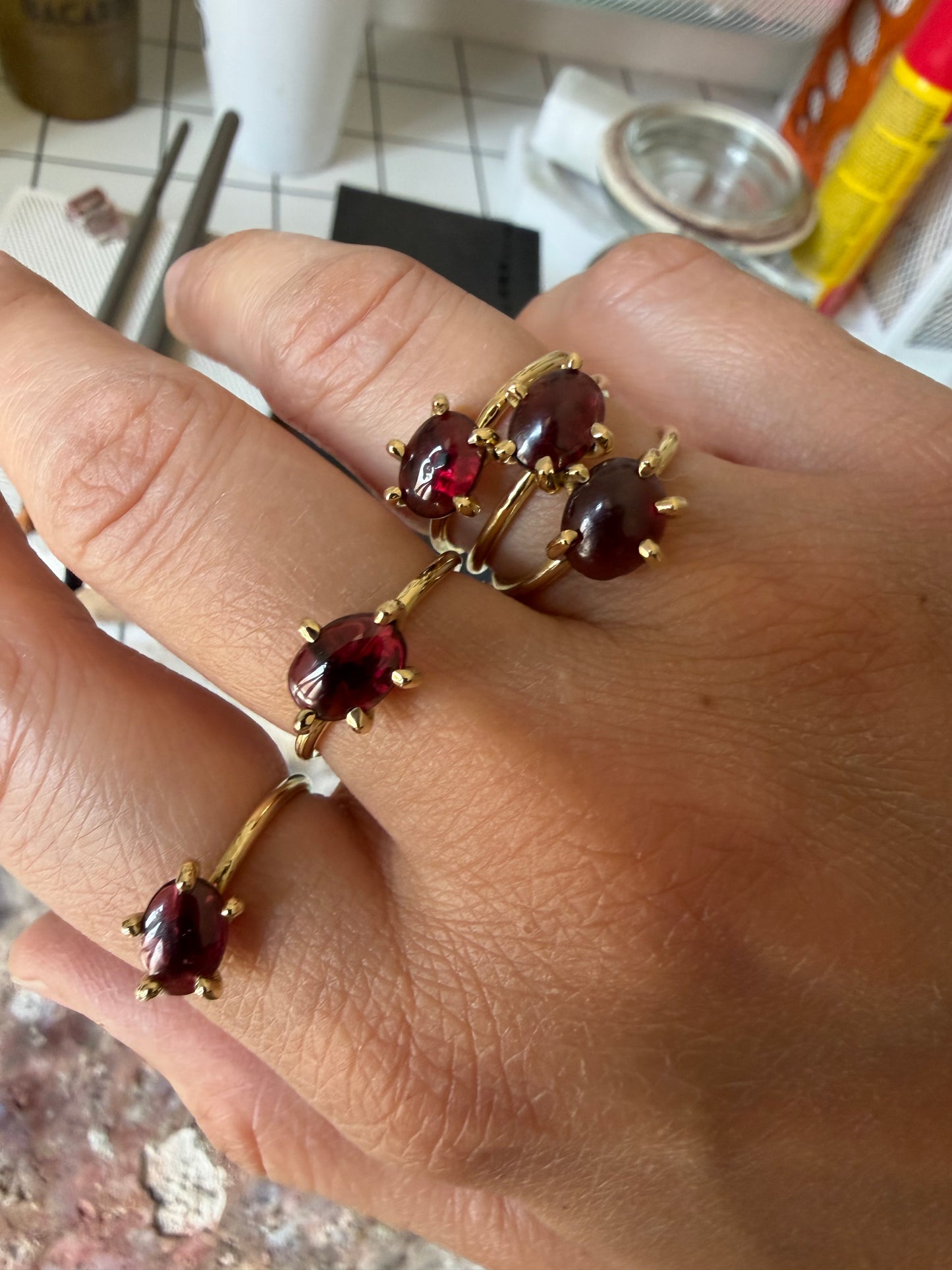 Anello con griffe - granato