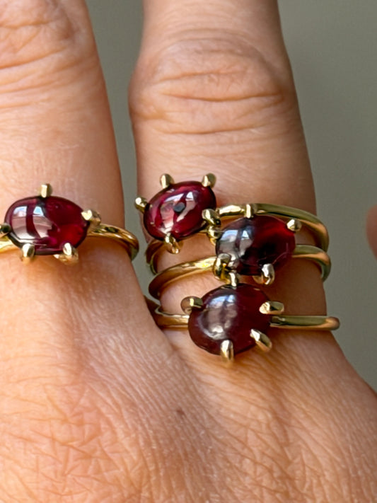 Anello con griffe - granato