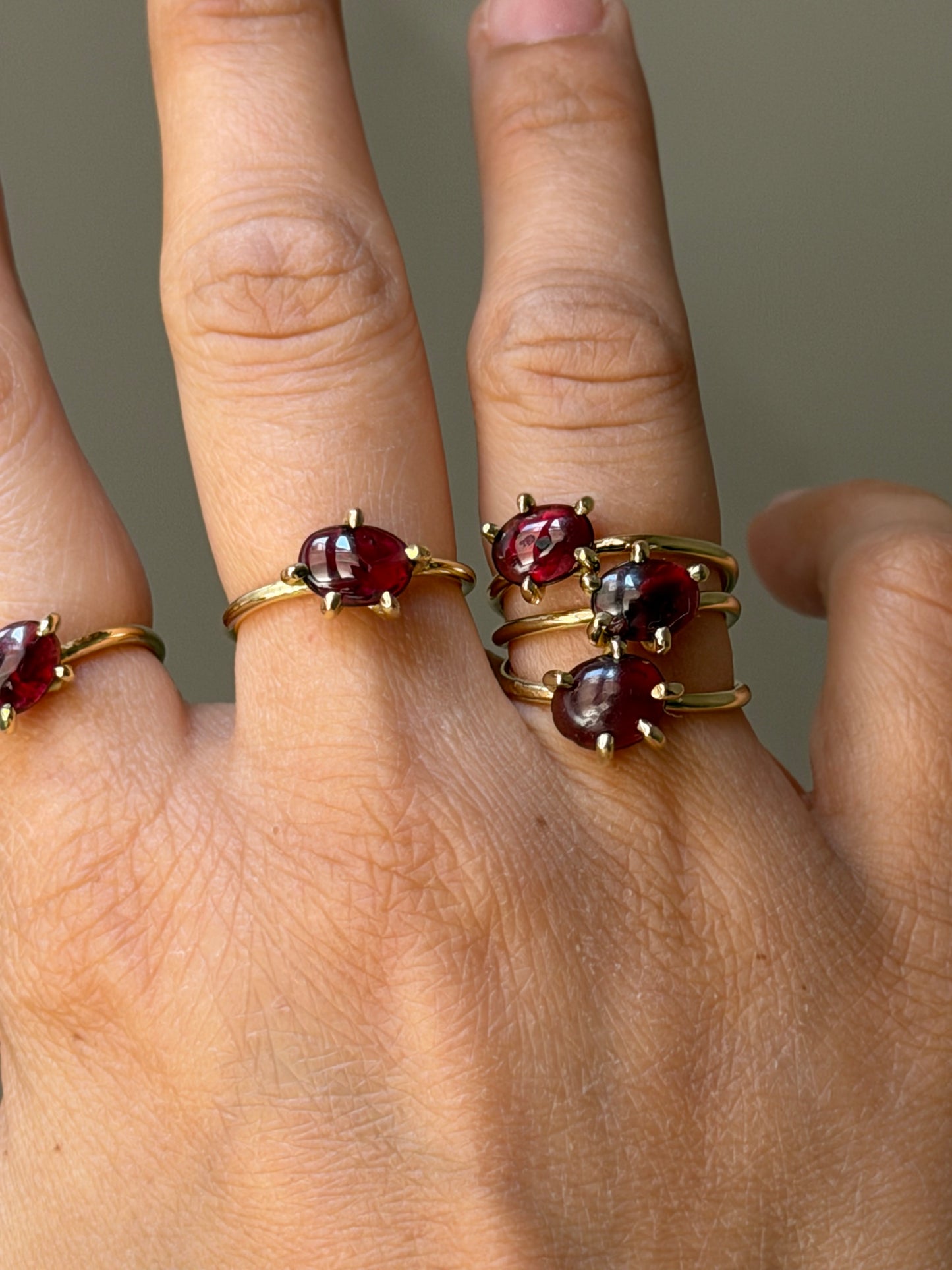 Anello con griffe - granato