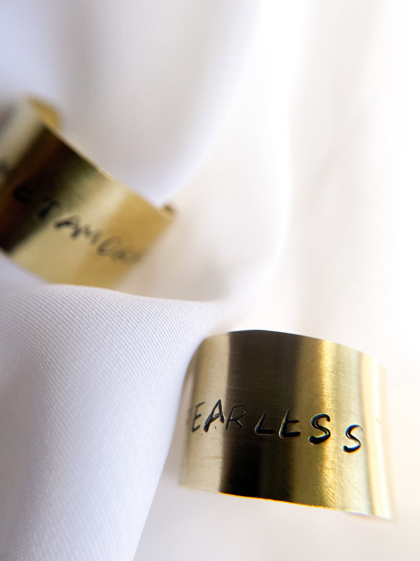 Anello inciso a fascia larga