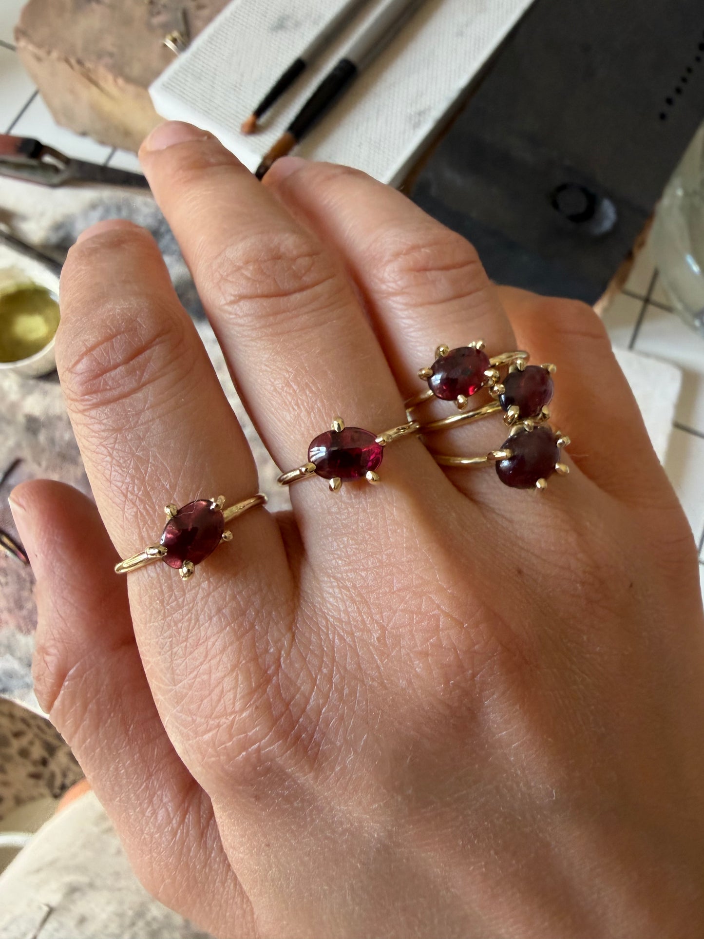 Anello con griffe - granato
