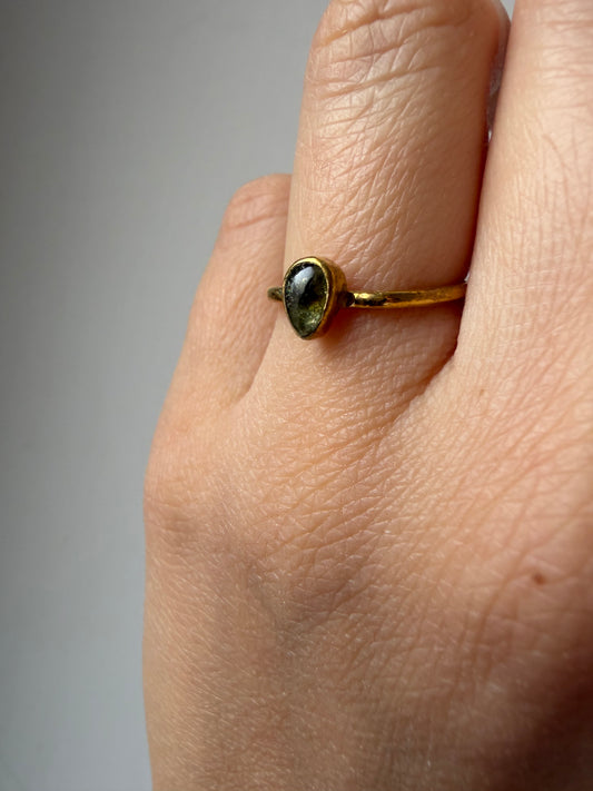 Anello con tormalina verde a goccia