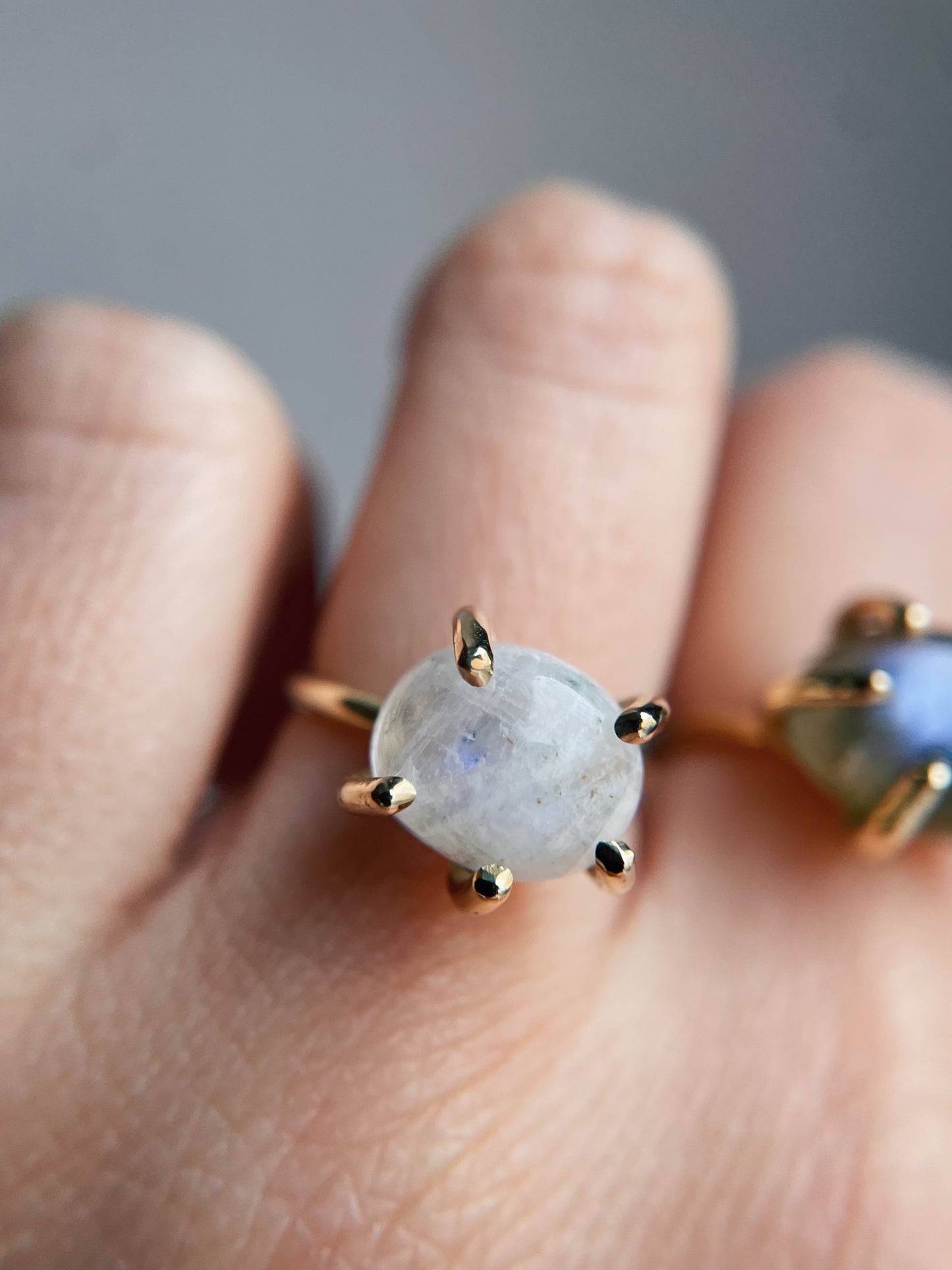 Anello con griffe- Labradorite bianca