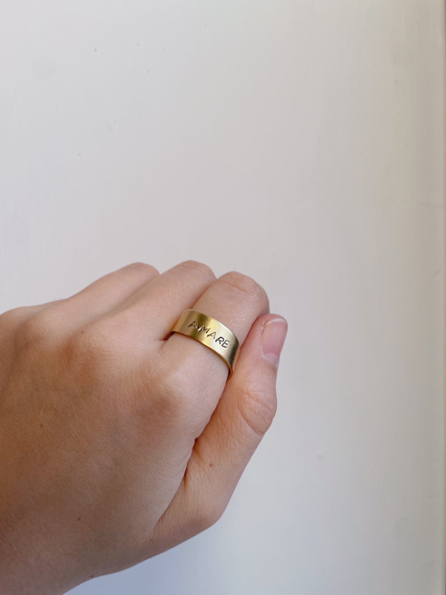 Anello inciso a fascia media