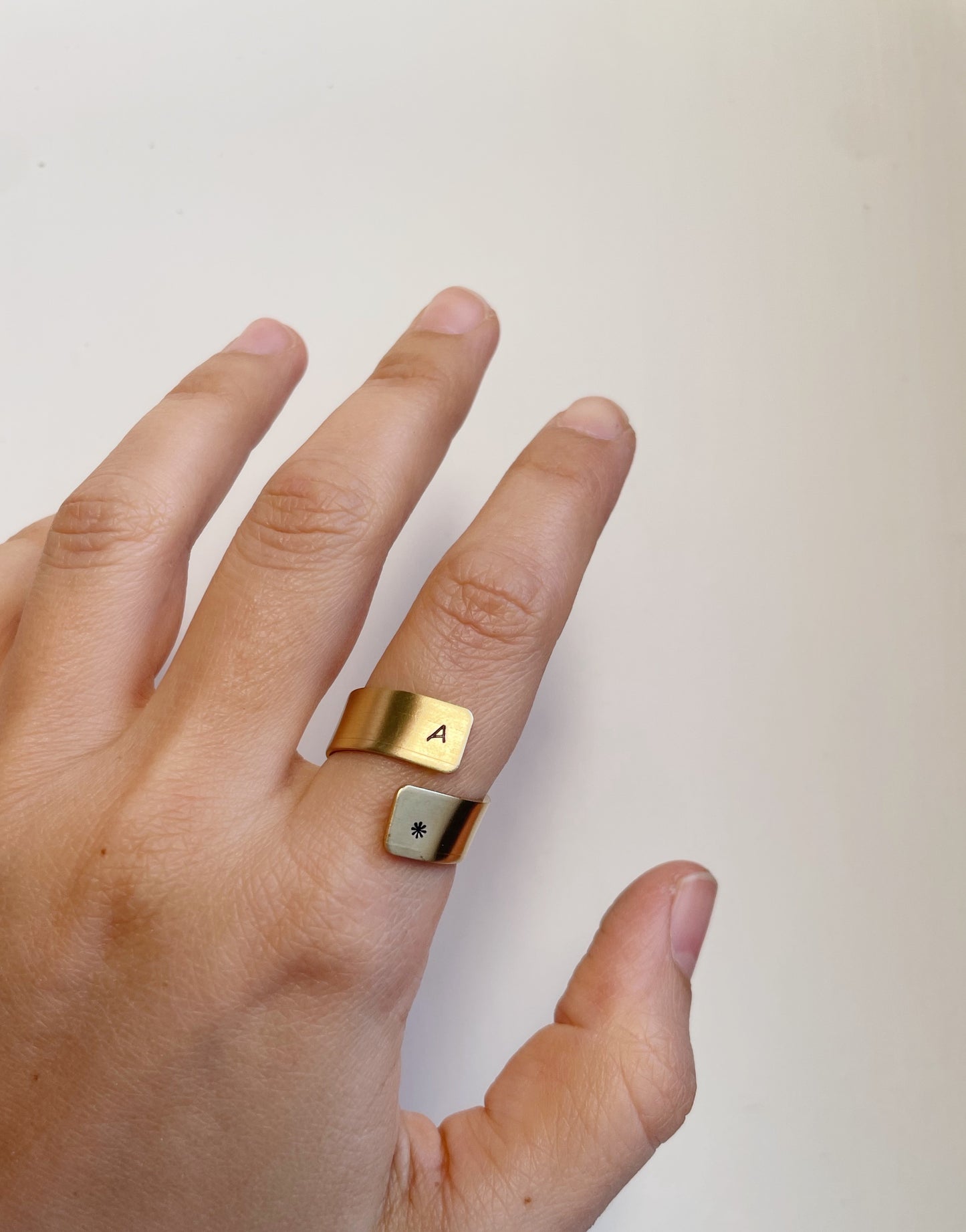Anello inciso a fascia media