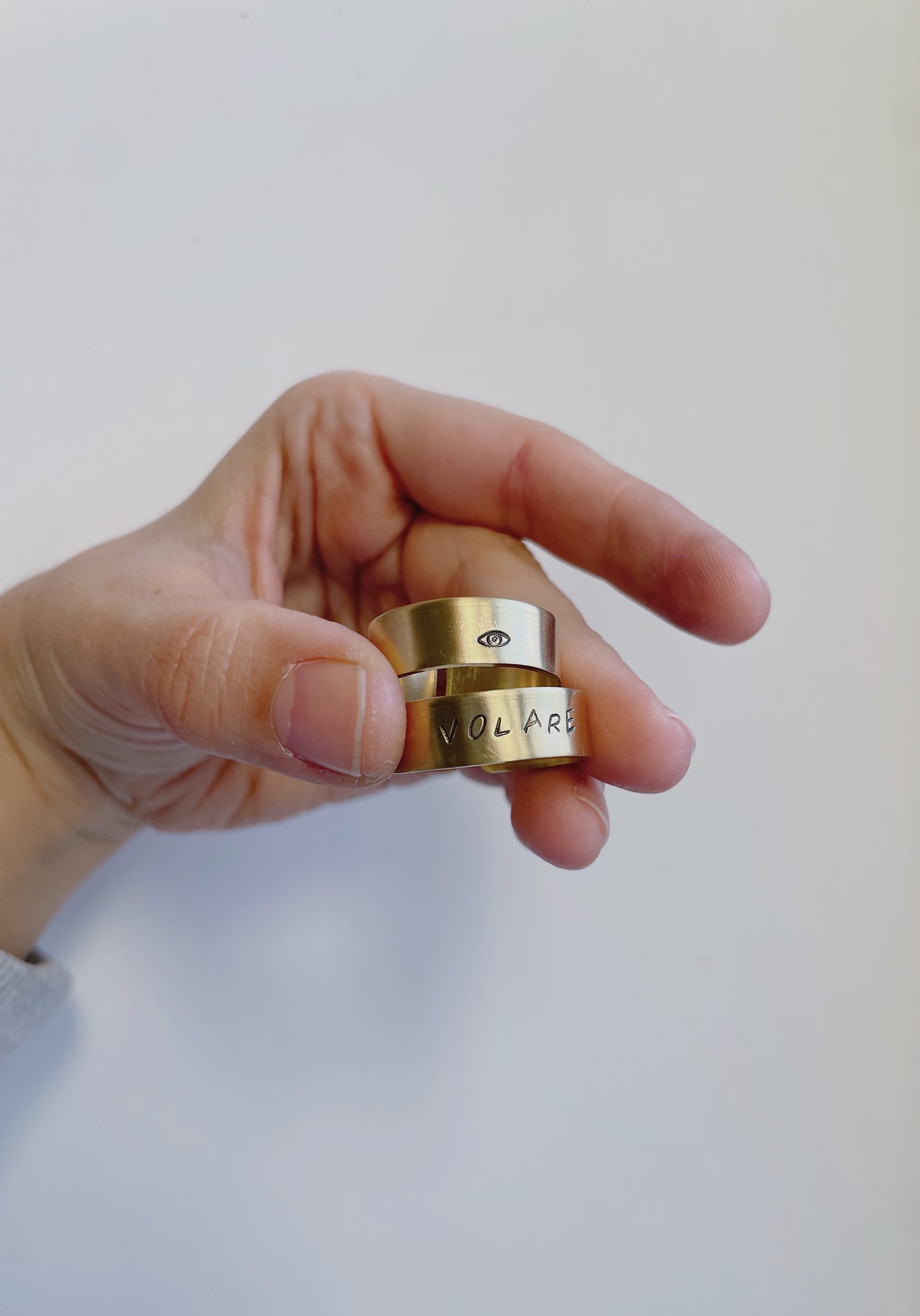 Anello inciso a fascia media