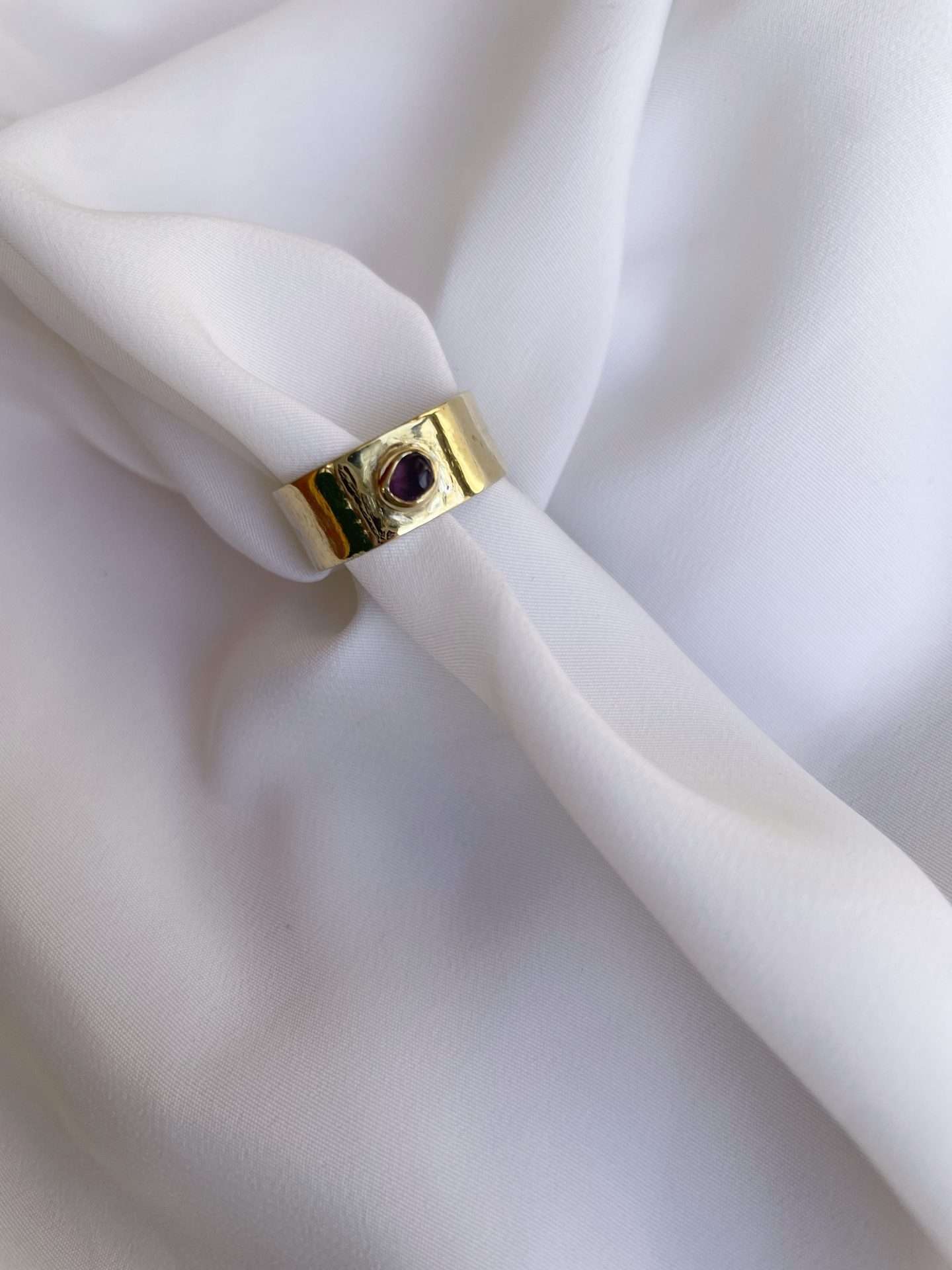 Anello a fascia con ametista grezza