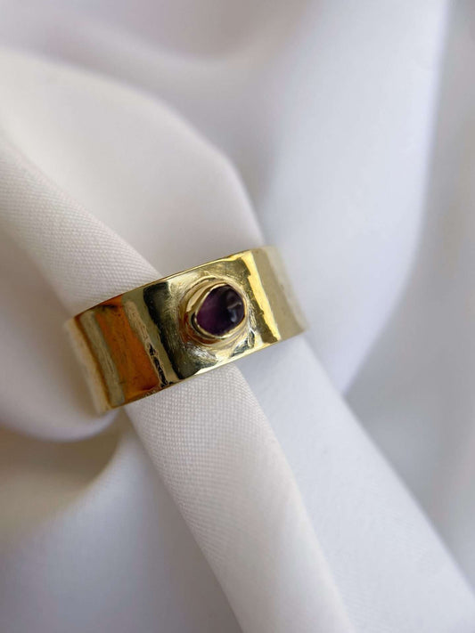 Anello a fascia con ametista grezza