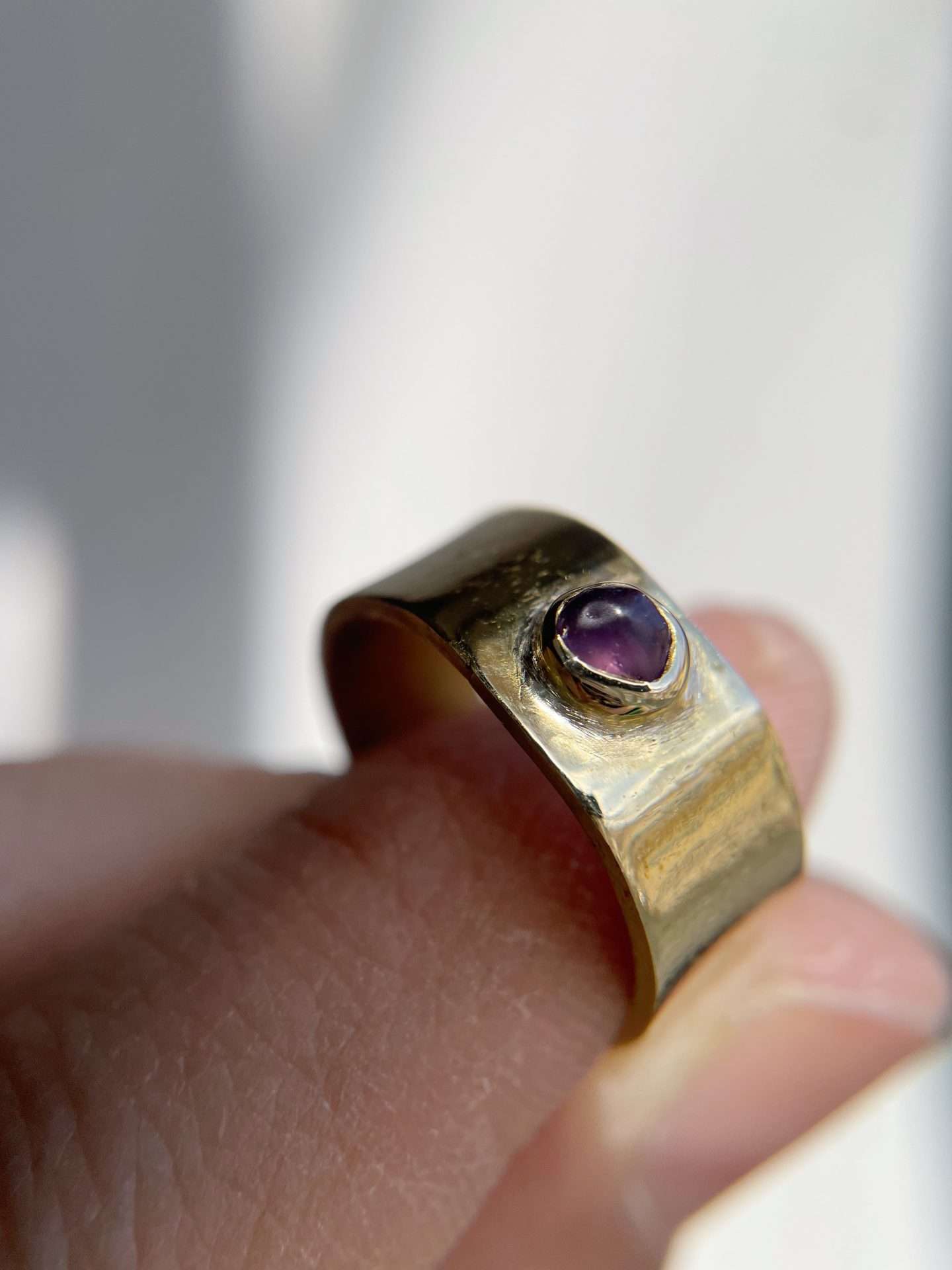 Anello a fascia con ametista grezza
