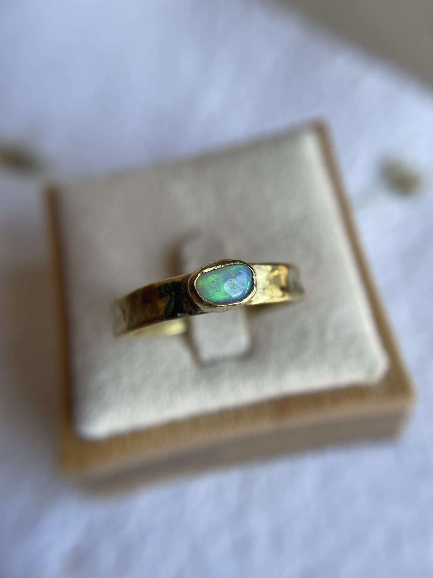 Anello opalino