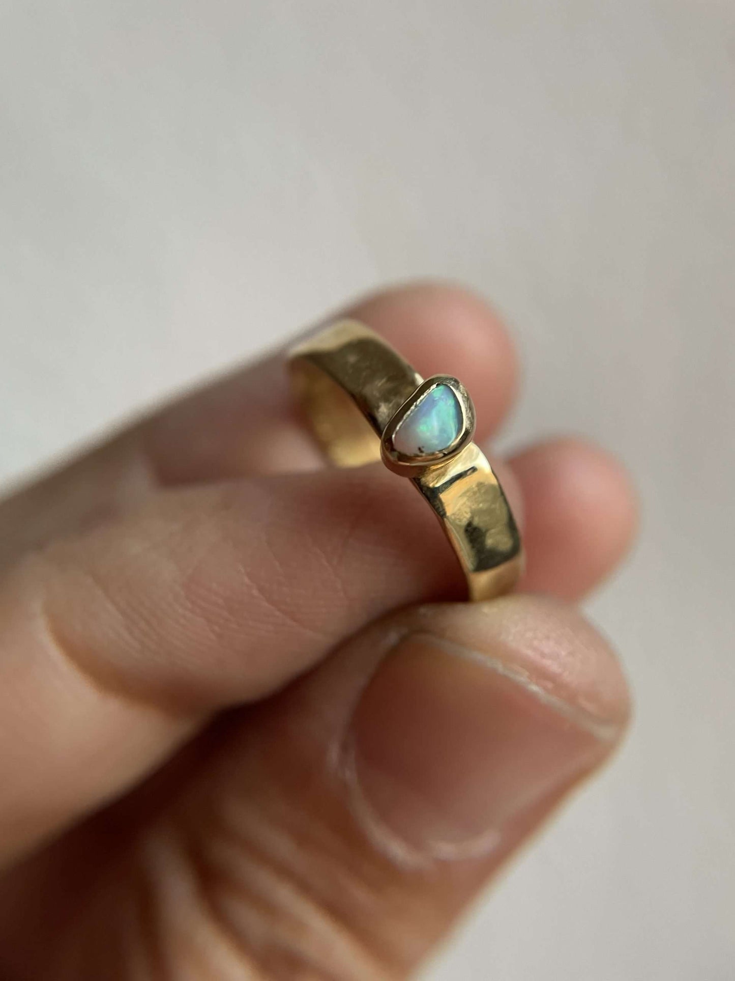 Anello opalino