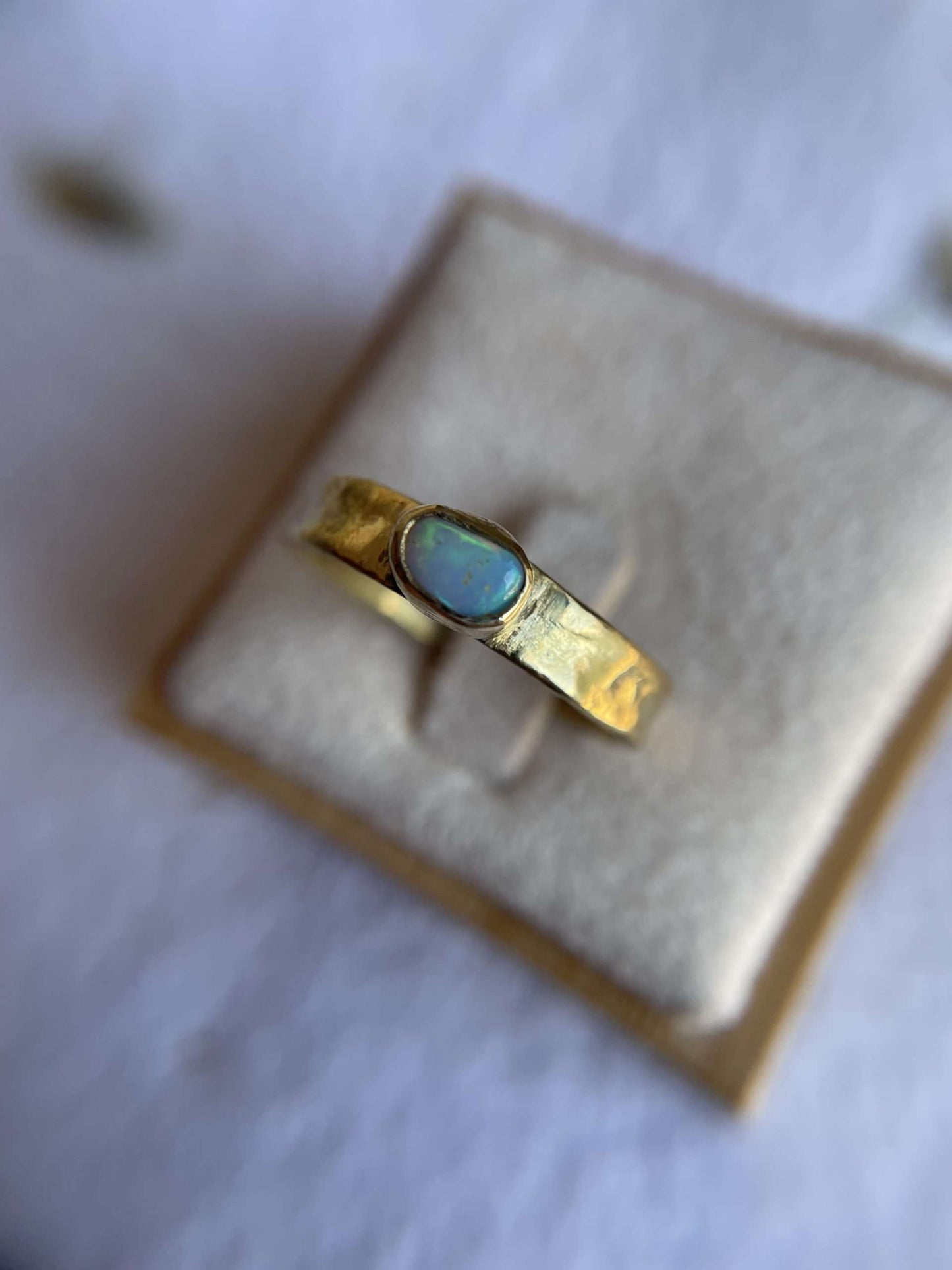 Anello opalino