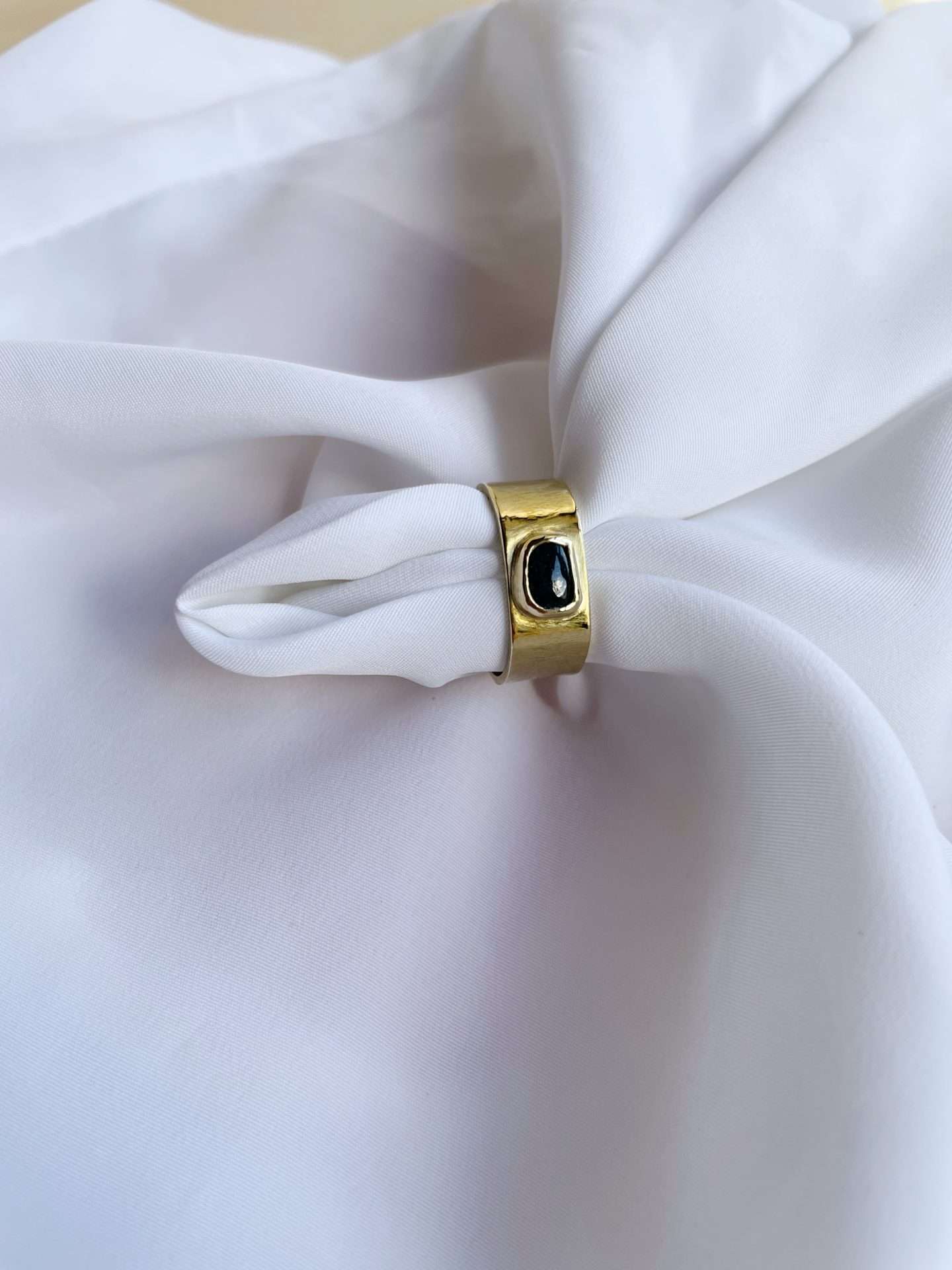 Anello a fascia con tormalina blu grezza