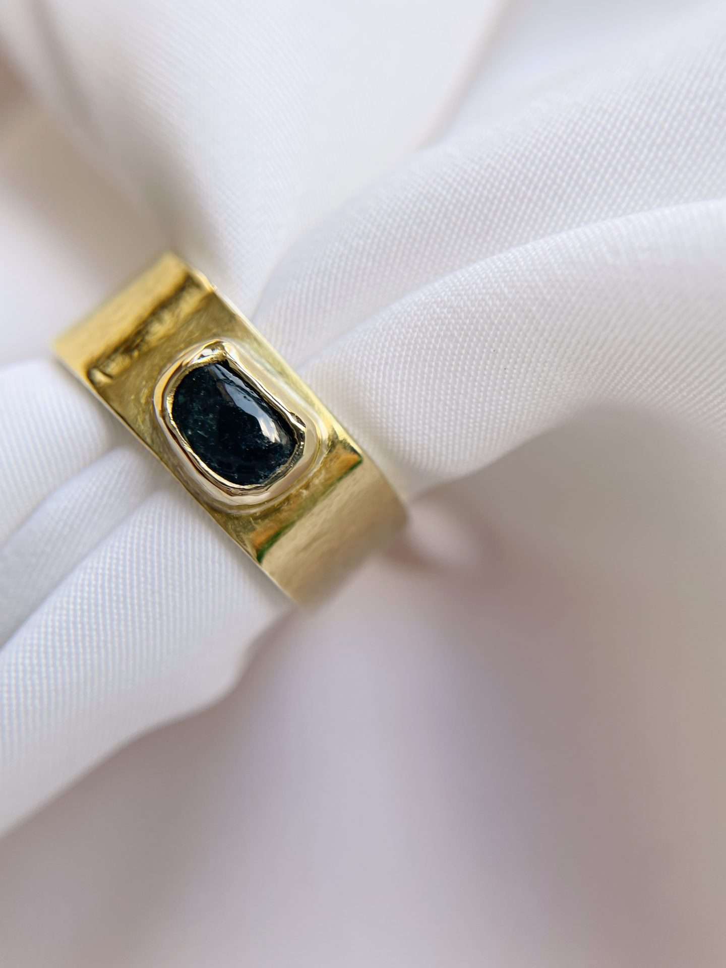 Anello a fascia con tormalina blu grezza