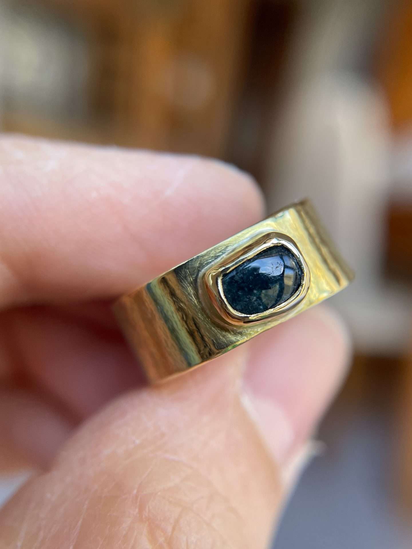 Anello a fascia con tormalina blu grezza