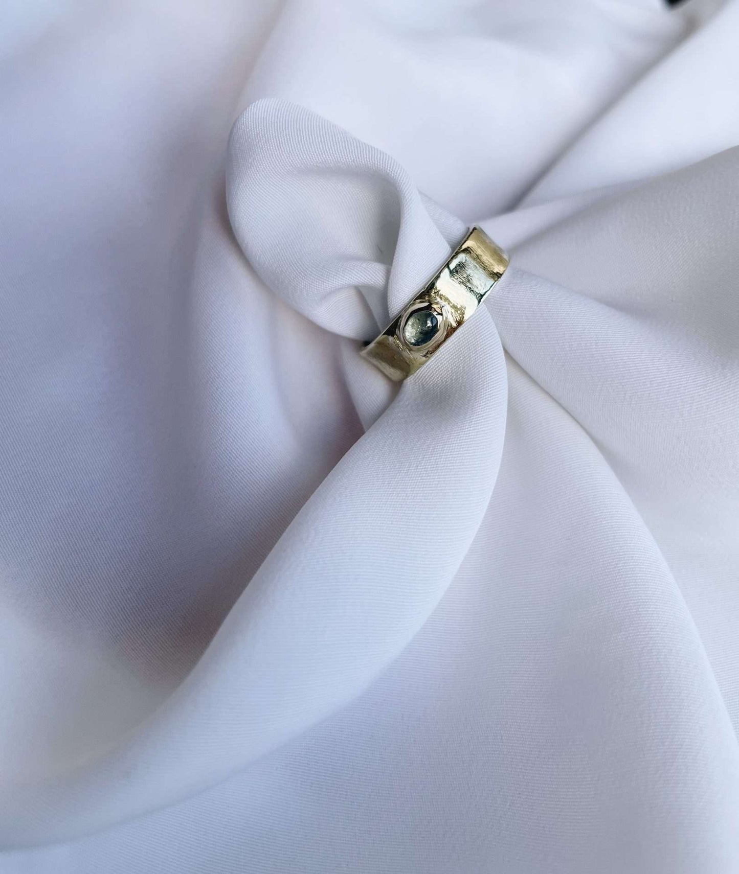 Anello a fascia con acquamarina
