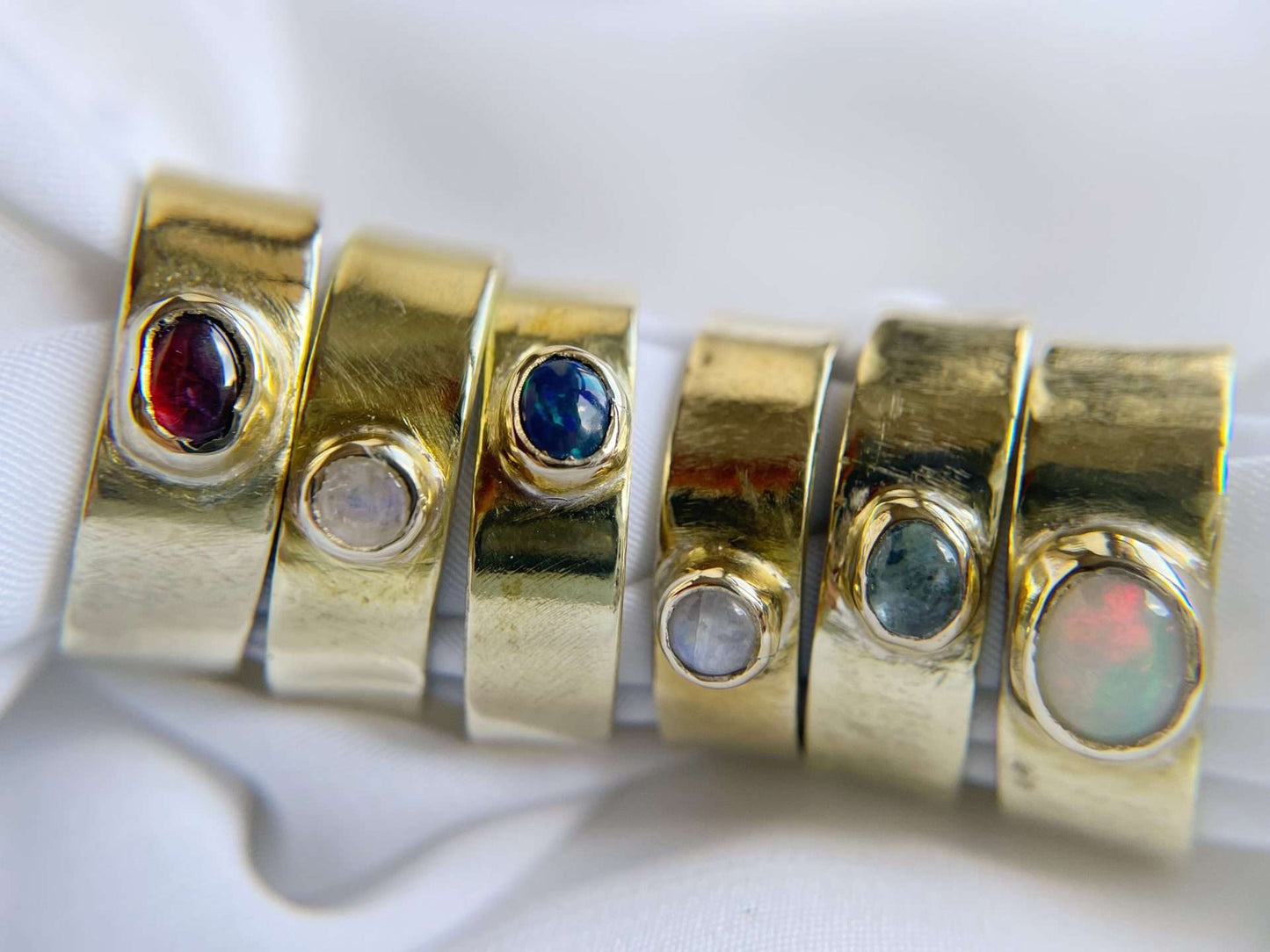 Anello a fascia con tormalina blu grezza