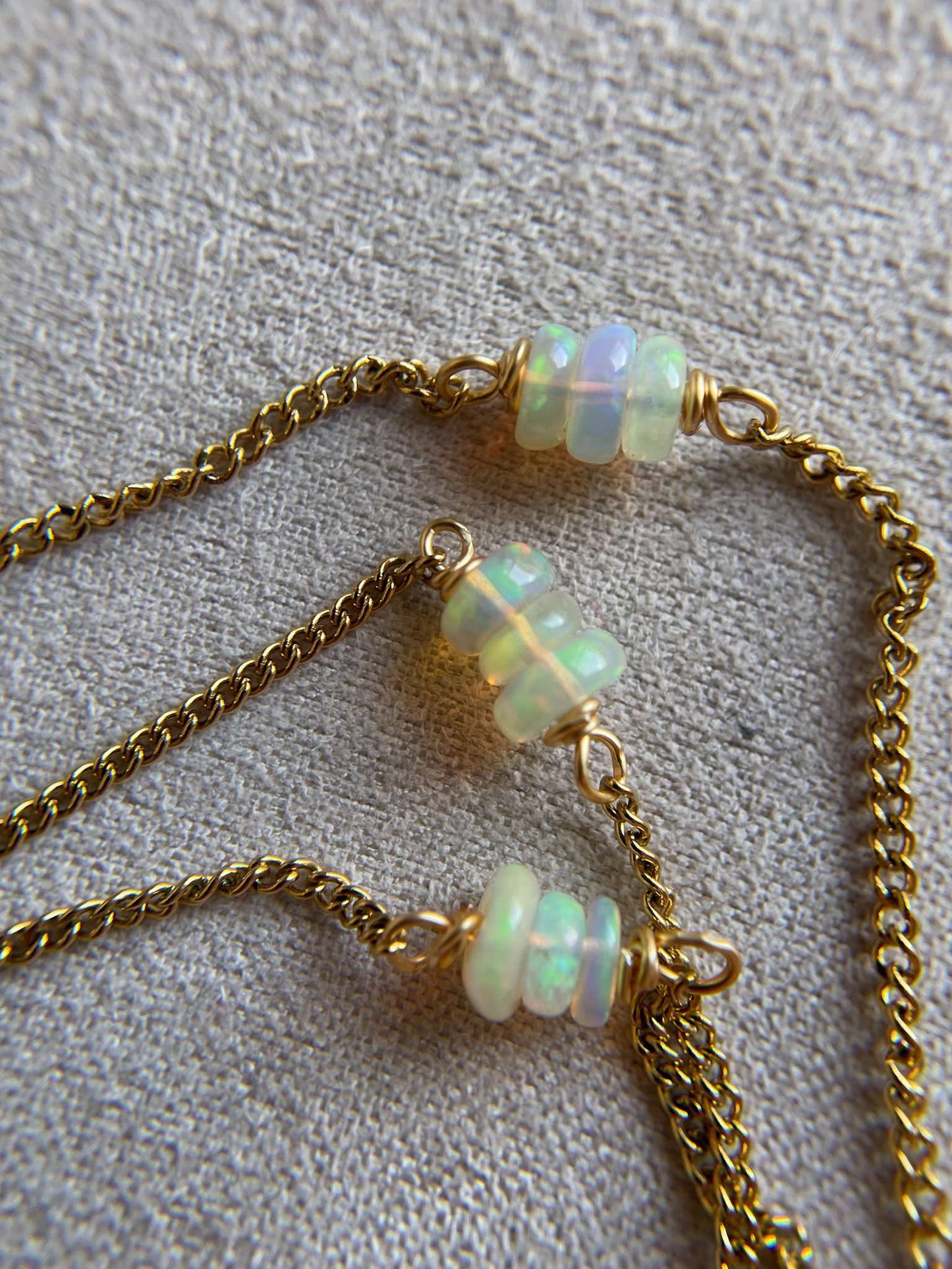 Collana opalino
