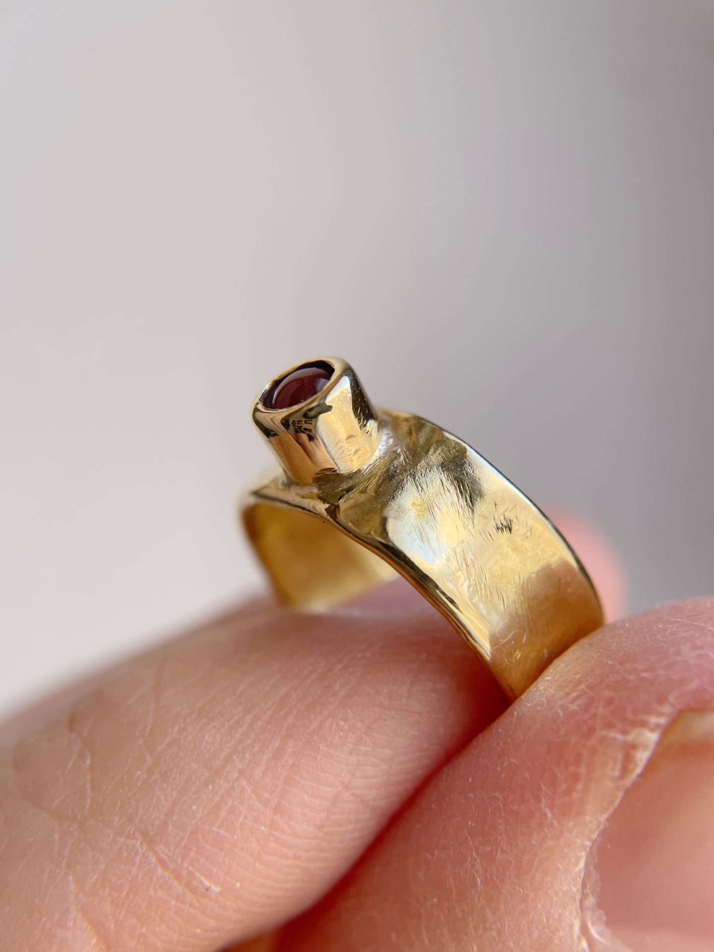 Anello a fascia media con corniola