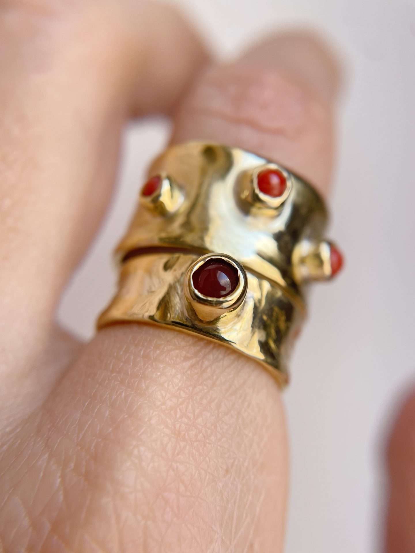 Anello a fascia media con corniola