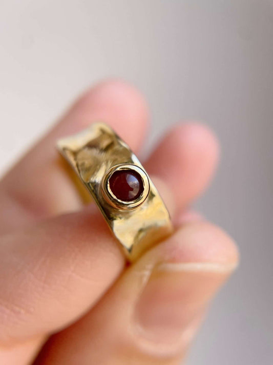 Anello a fascia media con corniola