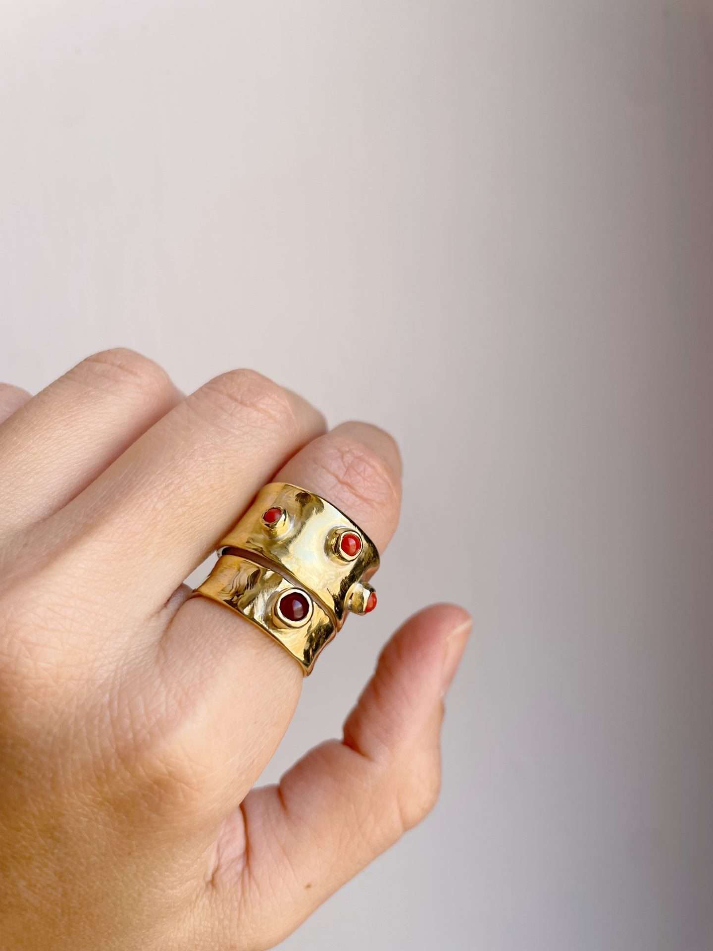 Anello a fascia media con corniola